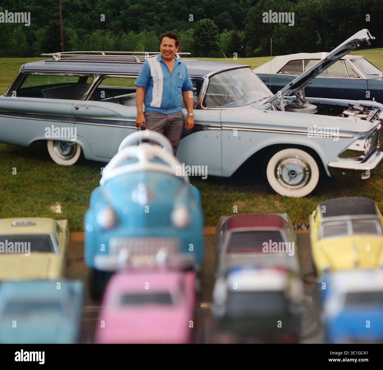 24 mars 2016 - Eagan, MN - Minnesota, États-Unis - Un amateur de voitures photo et collectionneur Dennis Erickson a assis parmi des centaines de voitures, le jeudi 24 mars 2016 à Eagan, MN. (/STAR TRIBUNE) (crédit image : Elizabeth Flores/Minneapolis Star Tribune/TNS via ZUMA Wire) Banque D'Images