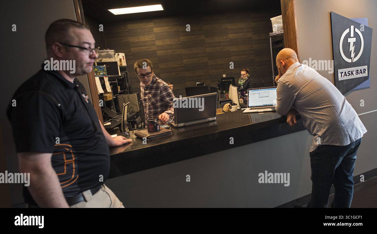 11 avril 2016 - Woodbury, MN - Minnesota, États-Unis - Chuck Runyon, PDG d'Anytime Fitness, a fait une visite de son siège social qui a déménagé de Hastings à Woodbury et n'a pas gâché l'occasion de construire quelque chose de nouveau et unique. La société affirme que le nouveau bâtiment illustre la valeur de l'équilibre entre vie professionnelle et vie privée. Le service INFORMATIQUE fonctionne comme le Genius Bar d'un Apple Store. / (Crédit image : Richard Tsong-Taatarii/Minneapolis Star Tribune/TNS via ZUMA Wire) Banque D'Images