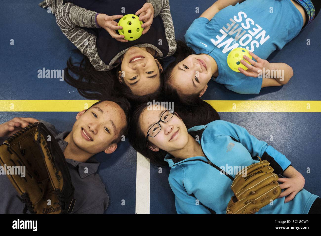26 avril 2016 - États-Unis - au YWCA à Andover, France frères et sœurs Kai,16, en bas à gauche, Hana,19, en bas à droite, Mia, 16 ans, en haut à gauche, et Stevey, 15 ans, jouent au softball adaptatif. Ils sont les derniers des 10 enfants adoptés de la famille France, tous originaires de Corée ou de Chine et ayant des besoins particuliers. / (Crédit image : Richard Tsong-Taatarii/Minneapolis Star Tribune/TNS via ZUMA Wire) Banque D'Images