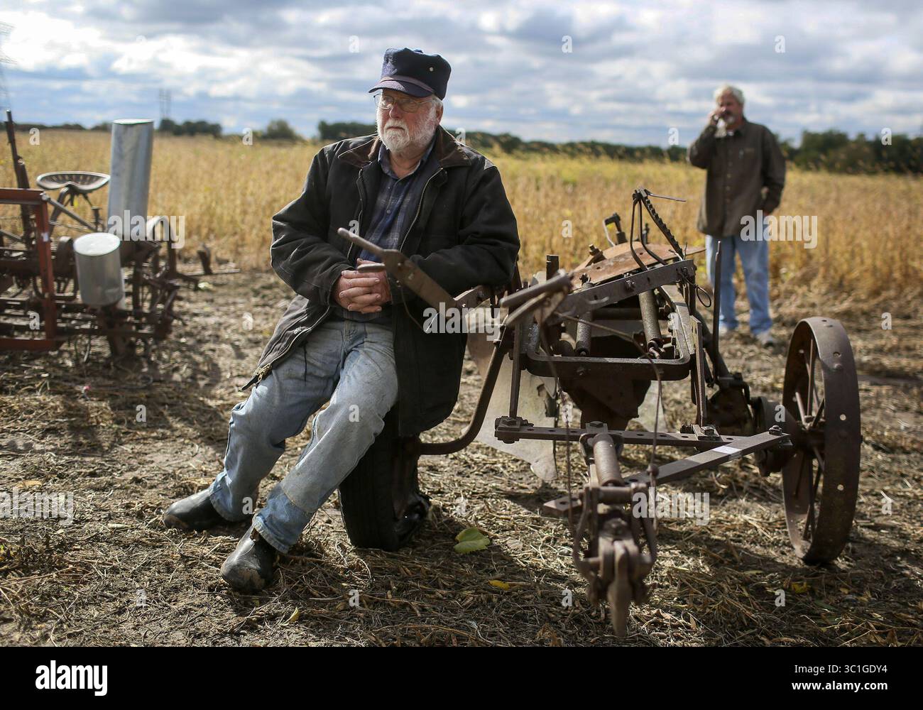26 février 2014 - Woodbury, MN, É.-U. - Wayne Schilling, un agriculteur de cinquième génération à Woodbury, et son épouse, Betty, ont vendu aux enchères tout leur équipement et leur machinerie agricole samedi 4 octobre 2014, à Woodbury, MN. Ici, Alan Hansen de Baldwin, WI, s'est mis à l'aise sur une charrue antique à deux fonds. Wayne Schilling, un agriculteur de cinquième génération de Woodbury, a vendu les 130 derniers acres de la ferme familiale et l'une des dernières fermes de Woodbury à des promoteurs. Wayne et son épouse, Betty, ont vendu aux enchères tout leur équipement agricole et leurs machines Saturday.Alan Hansen, cq (image de crédit : David Joles/Minneapolis Star Tribune/ Banque D'Images