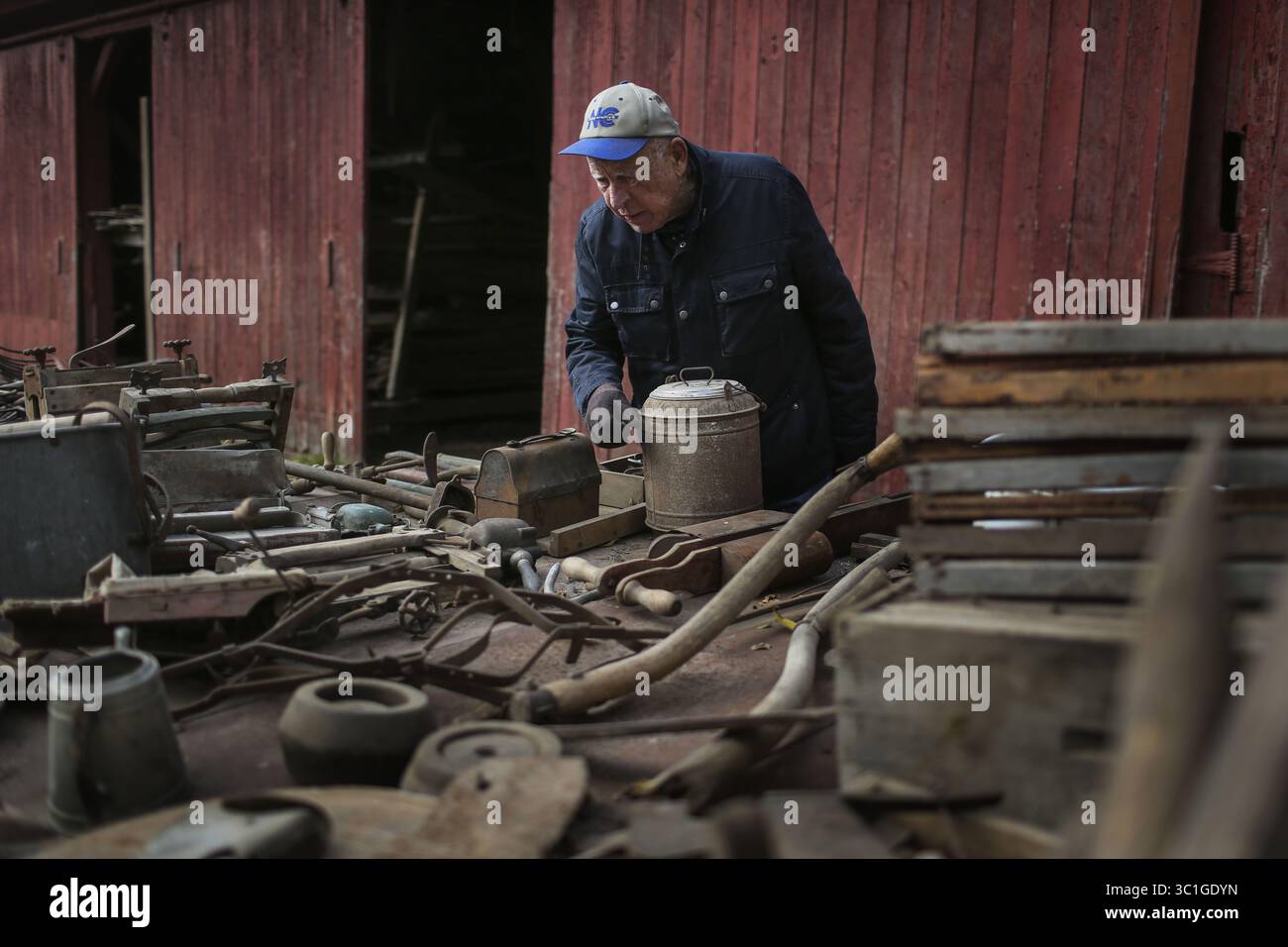 26 février 2014 - Woodbury, MN, É.-U. - Wayne Schilling, un agriculteur de cinquième génération à Woodbury, et son épouse Betty, ont vendu aux enchères tout leur équipement et leur machinerie agricole le samedi 4 octobre 2014, à Woodbury, MN. Ici, Allan Sickmeier de Woodbury regarde les articles à vendre aux enchères. Wayne Schilling, un agriculteur de cinquième génération de Woodbury, a vendu les 130 derniers acres de la ferme familiale et l'une des dernières fermes de Woodbury à des promoteurs. Wayne et son épouse, Betty, ont vendu aux enchères tout leur équipement agricole et leur machinerie samedi.Allan Sickmeier, cq (image de crédit : David Joles/Minneapolis Star Tribune/TNS Banque D'Images