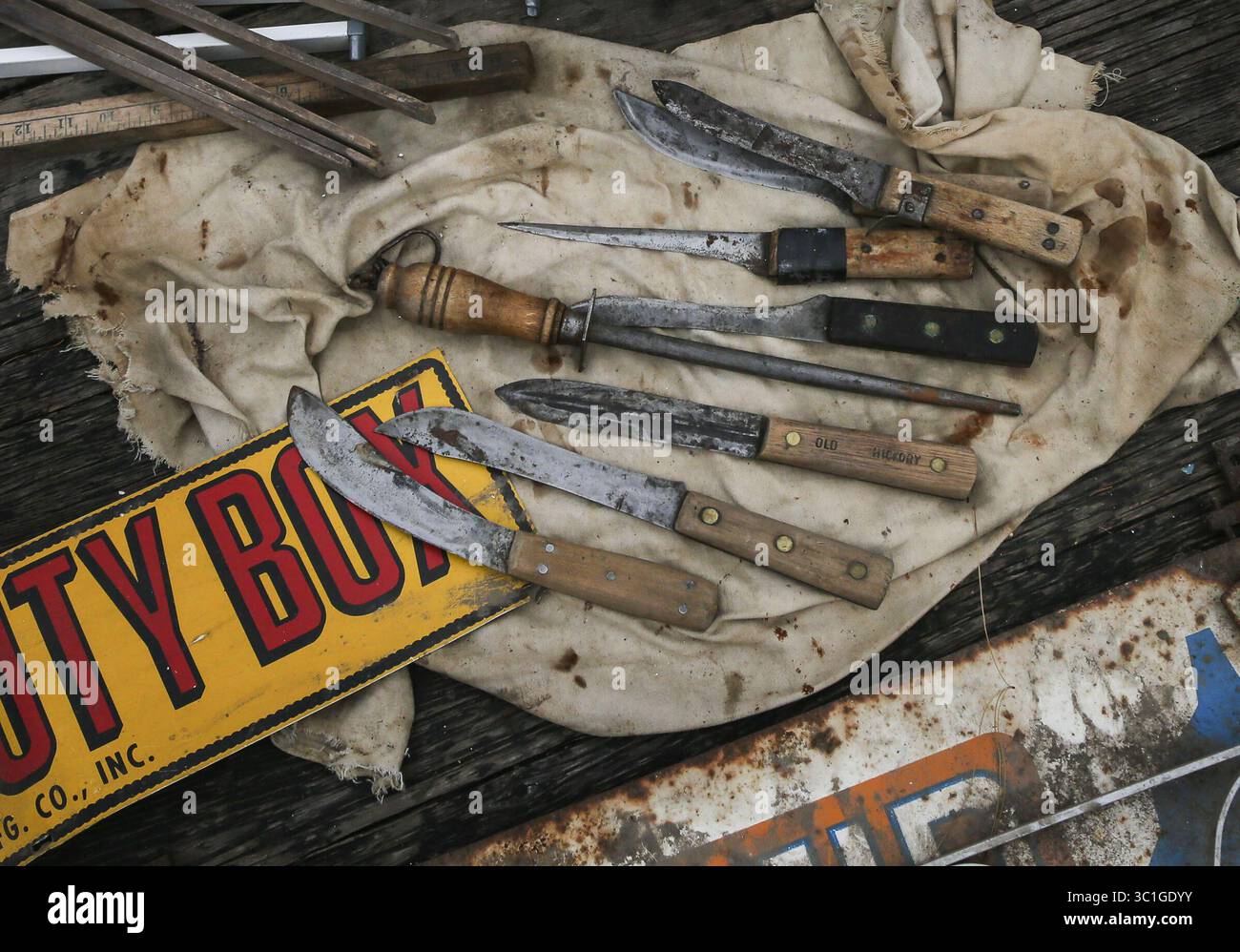 26 février 2014 - Woodbury, MN, États-Unis - Wayne Schilling, un agriculteur de cinquième génération de Woodbury, et son épouse Betty, ont vendu aux enchères tout leur équipement et leur machinerie agricole le samedi 3 octobre 2014, à Woodbury. Un vieil ensemble de couteaux de boucher était parmi les articles vendus. Wayne Schilling, un agriculteur de cinquième génération de Woodbury, a vendu les 130 derniers acres de la ferme familiale et l'une des dernières fermes de Woodbury à des promoteurs. Wayne et sa femme Betty ont vendu aux enchères tout leur équipement et leur machinerie agricole samedi. (Crédit image : David Joles/Minneapolis Star Tribune/TNS via ZUMA Wire) Banque D'Images