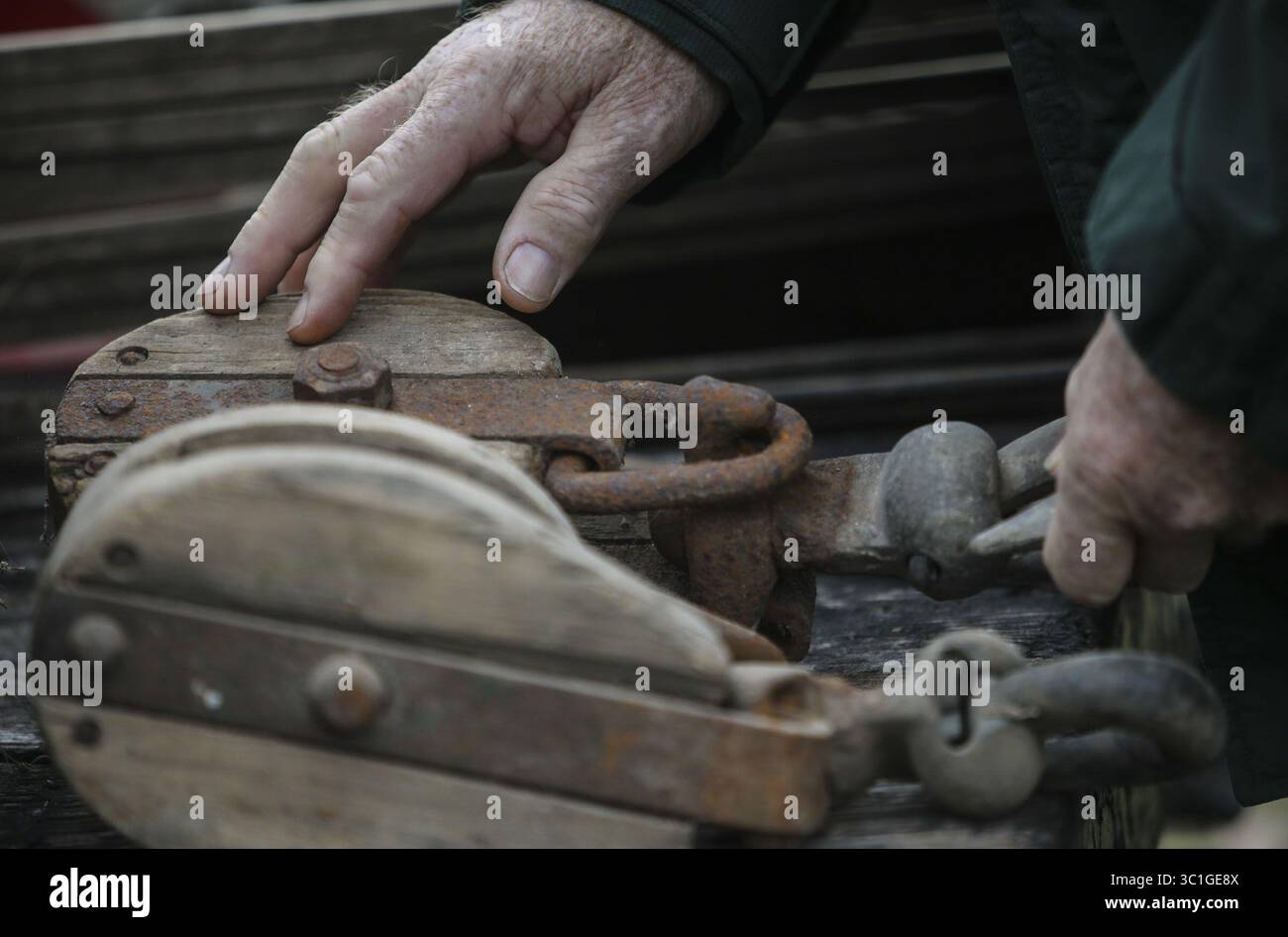 3 octobre 2014 - Woodbury, MN, É.-U. - Wayne Schilling, un agriculteur de cinquième génération à Woodbury, et son épouse Betty, ont vendu aux enchères tout leur équipement et leur machinerie agricole le samedi 4 octobre 2014, à Woodbury. Ici, un homme vérifie une vieille poulie en bois avant le début de la vente aux enchères. Wayne Schilling, un agriculteur de cinquième génération de Woodbury, a vendu les 130 derniers acres de la ferme familiale et l'une des dernières fermes de Woodbury à des promoteurs. Wayne et sa femme Betty ont vendu aux enchères tout leur équipement et leur machinerie agricole samedi. (Crédit image : David Joles/Minneapolis Star Tribune/TNS via ZUMA Wire) Banque D'Images