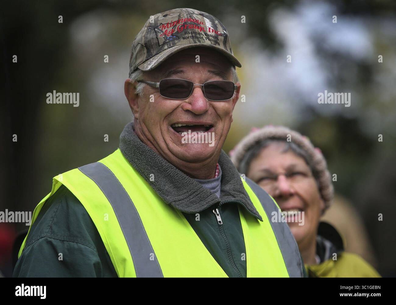 3 octobre 2014 - Woodbury, MN, É.-U. - Wayne Schilling, un agriculteur de cinquième génération à Woodbury, et son épouse Betty, ont vendu aux enchères tout leur équipement et leur machinerie agricole samedi 4 octobre 2014, à Woodbury. Ici, Wayne et Betty Schilling ont dit bonjour avant le début de la vente aux enchères. Wayne Schilling, un agriculteur de cinquième génération de Woodbury, a vendu les 130 derniers acres de la ferme familiale et l'une des dernières fermes de Woodbury à des promoteurs. Wayne et sa femme, Betty, ont vendu aux enchères tout leur équipement agricole et les machines Saturday.Wayne et Betty Schilling, cq (image de crédit : David Joles / Minneapolis Star Tribune Banque D'Images