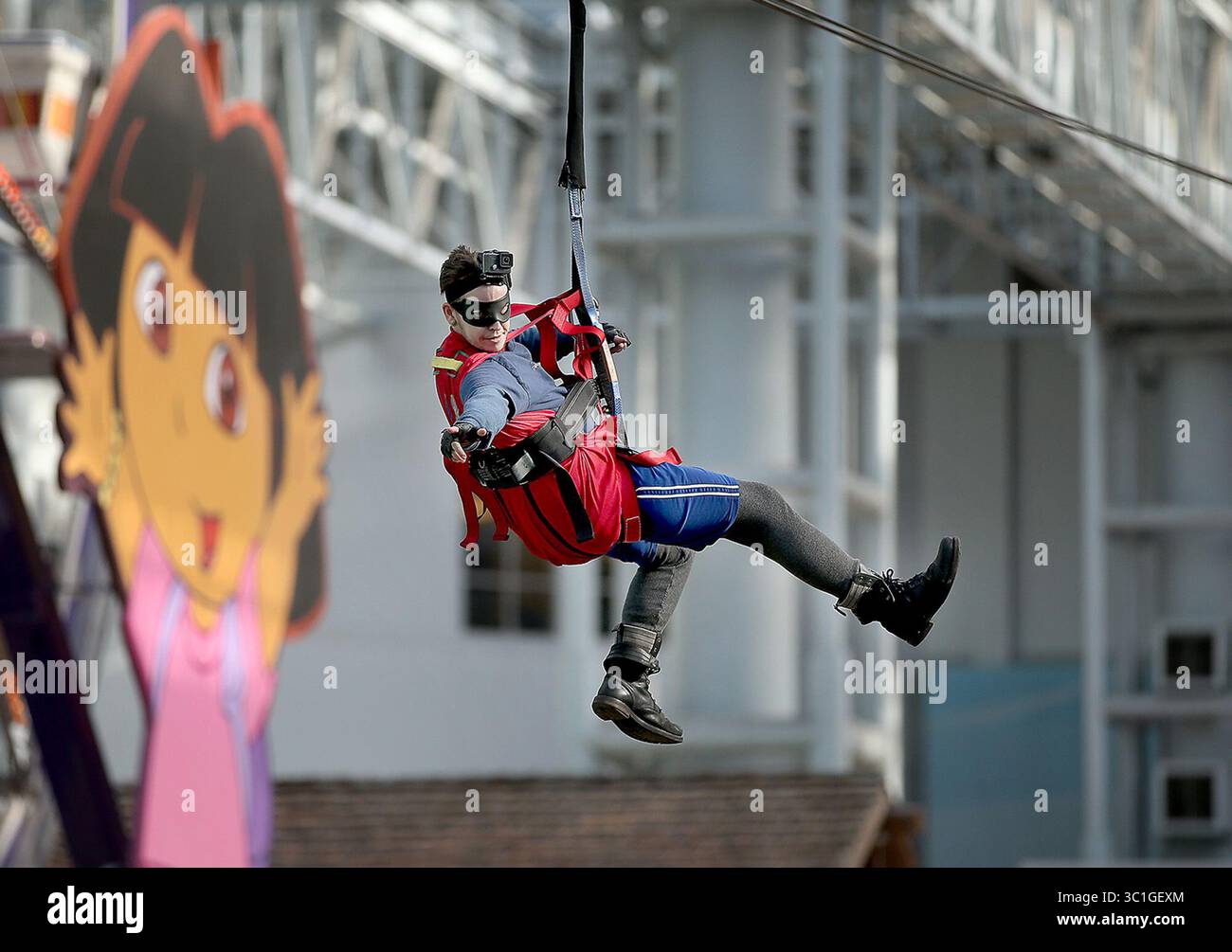 13 novembre 2014 - Minneapolis, MN, États-Unis - Paul Preparatory School social Studies Teacher P.J. (Patrick) Wiggin a rodé en tant que ''Econ Man'' de High Above the Mall of America's Zip Line, jeudi 13 novembre 2014 à Bloomington, MN. (/STAR TRIBUNE) (crédit image : Elizabeth Flores/Minneapolis Star Tribune/TNS via ZUMA Wire) Banque D'Images