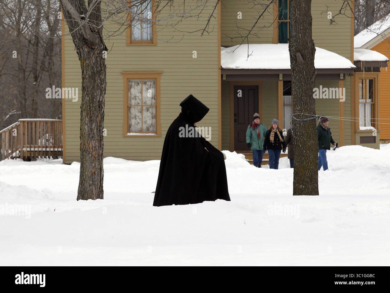 Dec. 18, 2010 - Shakopee, MN, États-Unis - MARLIN INFORMATIONS GÉNÉRALES : Folkways of the Holidays - traditions de vacances du 19ème siècle étaient exposées au débarquement à Shakopee. Des promenades en tramway tirées par des chevaux de trait Percheron, des interprètes constumés, de l'artisanat, de l'art folklorique, de la musique et de la danse ainsi qu'une apparition du Père Noël ont tous fait partie de la présentation. SUR CETTE PHOTO : Une citadine portant une tenue traditionnelle de temps froid a marché dans la rue devant une maison d'exposition visitée par le public. (Crédit image : Marlin Levison/Minneapolis Star Tribune/TNS via ZUMA Wire) Banque D'Images
