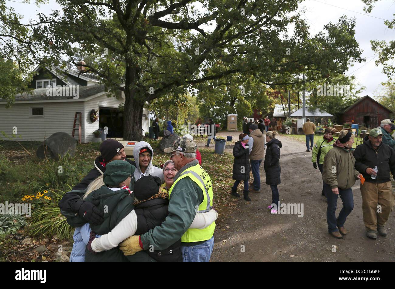 26 février 2014 - Woodbury, MN, États-Unis - Wayne Schilling, un agriculteur de cinquième génération à Woodbury, et son épouse Betty, ont vendu aux enchères tout leur équipement et leur machinerie agricole le samedi 4 octobre 2014, à Woodbury. Juste avant le début de la vente aux enchères, Wayne et Betty Schilling étaient entourés de membres de leur famille où ils se sont tous embrassés. Wayne Schilling, un agriculteur de cinquième génération de Woodbury, a vendu les 130 derniers acres de la ferme familiale et l'une des dernières fermes de Woodbury à des promoteurs. Wayne et son épouse, Betty, ont vendu aux enchères tout leur équipement agricole et leur machinerie samedi. Wayne et Betty Schilling, cq (Credi Banque D'Images