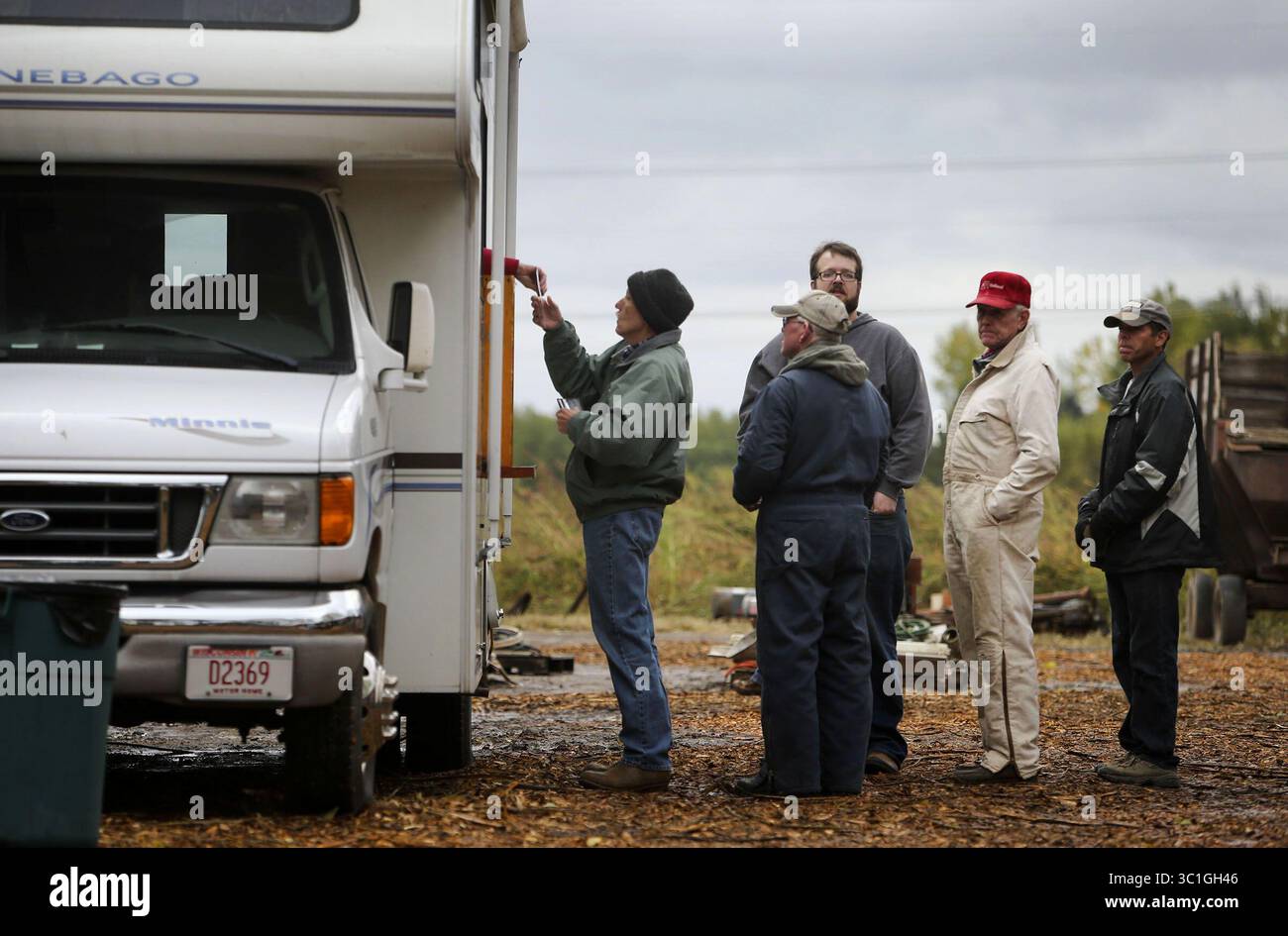 3 octobre 2014 - Woodbury, MN, É.-U. - Wayne Schilling, un agriculteur de cinquième génération à Woodbury, et son épouse Betty, ont vendu aux enchères tout leur équipement et leur machinerie agricole le samedi 4 octobre 2014, à Woodbury. Ici, les enchérisseurs ont obtenu des billets avant le début de la vente aux enchères. Wayne Schilling, un agriculteur de cinquième génération de Woodbury, a vendu les 130 derniers acres de la ferme familiale et l'une des dernières fermes de Woodbury à des promoteurs. Wayne et sa femme Betty ont vendu aux enchères tout leur équipement et leur machinerie agricole samedi. (Crédit image : David Joles/Minneapolis Star Tribune/TNS via ZUMA Wire) Banque D'Images