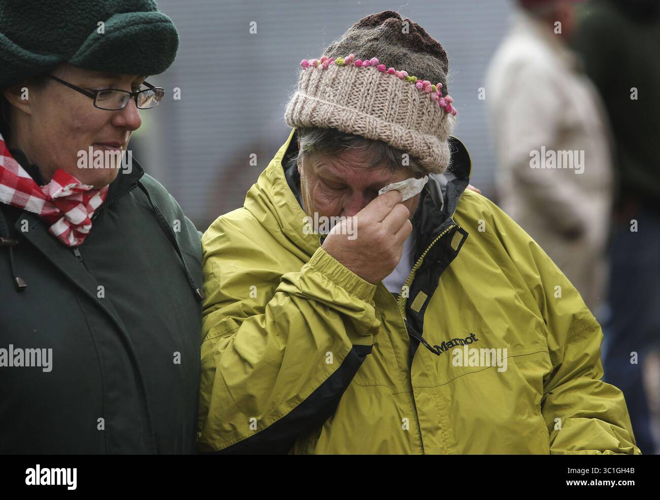 Oct. 3, 2014 - Woodbury, MN, États-Unis - Wayne Schilling, un agriculteur de cinquième génération à Woodbury, et sa femme, Betty, ont vendu aux enchères tout leur équipement et machines agricoles samedi, Oct. 4, 2014, à Woodbury.Here, tout en marchant vers le bas pour le début de la vente aux enchères Betty Schilling a été surmonté avec émotion. Wayne Schilling, un agriculteur de cinquième génération de Woodbury, a vendu les 130 derniers acres de la ferme familiale et l'une des dernières fermes de Woodbury à des promoteurs. Wayne et son épouse, Betty, ont vendu aux enchères tout leur équipement agricole et leur machinerie samedi.Betty Schilling , cq (image de crédit : David Joles/Minneapol Banque D'Images