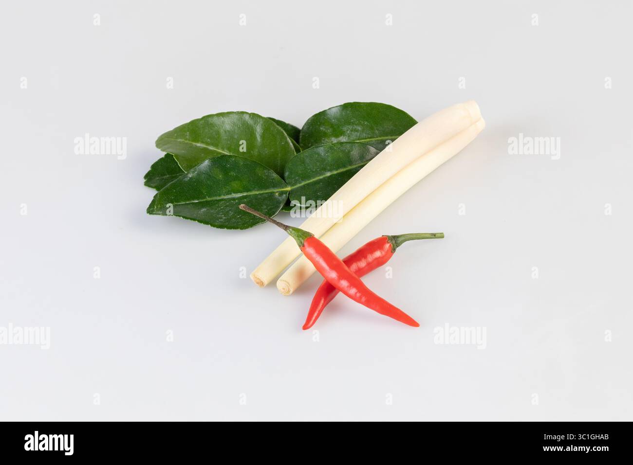 Tom Yum herbes : chili, citronnelle, feuilles de citron vert kaffir fond naturel isolé avec chemin de coupe Banque D'Images