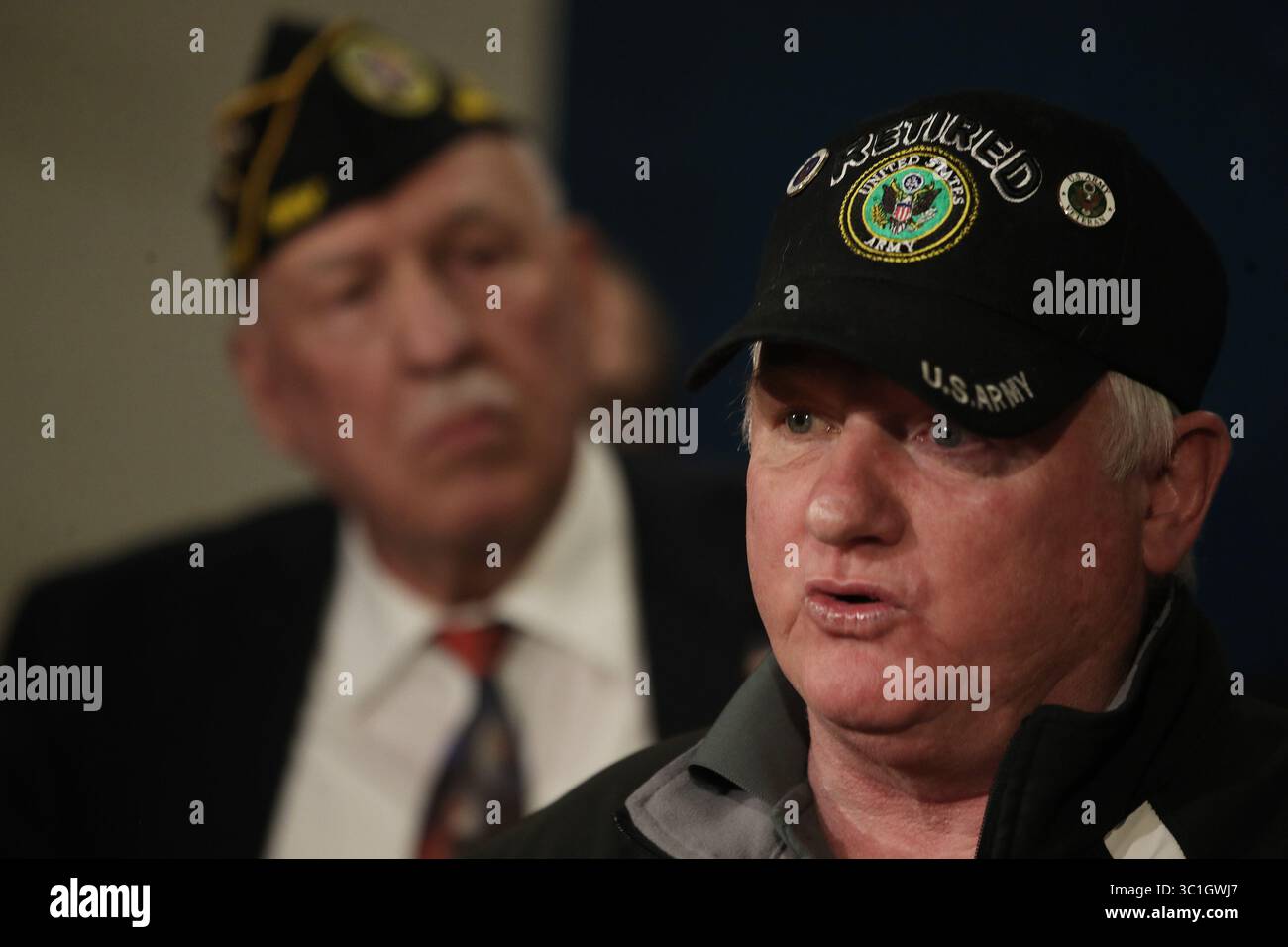 Le 18 avril 2018 - Paul, Minnesota, États-Unis - Scotty Allison, vétéran de l'armée de terre de Bemidji, a pris la parole lors d'une conférence de presse au Capitole pour discuter d'un plan de financement de la construction de trois maisons pour anciens combattants à Bemidji, Montevideo et Preston, Minnesota, en utilisant les fonds excédentaires de la réserve du stade Vikings le 18 avril 2018 à Paul, Minnesota. (Crédit image : Jerry Holt/Minneapolis Star Tribune/TNS via ZUMA Wire) Banque D'Images