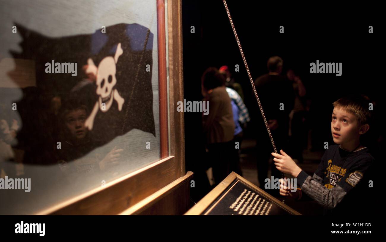 Feb. 20, 2012 - établi Paul, MN, U.S. - avec les écoles hors service à cause de la fête des Présidents lundi 20 février 2012, le Science Museum of Minnesota à préparé Paul a été mobilisé, mais surtout la nouvelle exposition Real Pirates qui a ouvert ses portes samedi. Sam Nygren, 9 ans, de Ham Lake, a tenté de lever le drapeau d'un navire pirate à une station interactive dans l'exposition Real Pirates lundi après-midi. (Crédit image : Jeff Wheeler/Minneapolis Star Tribune/TNS via ZUMA Wire) Banque D'Images