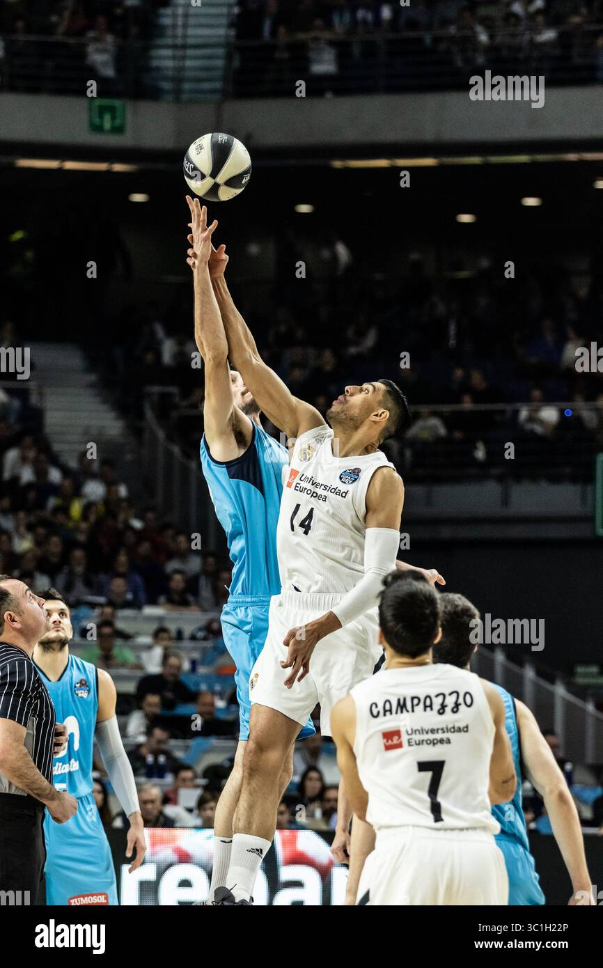 15 février 2019 - Madrid, Madrid, Espagne - Gustavo Ayon, #14 du Real Madrid et Goran Suton, #12 du Movistar Estudiantes lors du match de la Copa del Rey ACB entre le Real Madrid et le Movistar Estudiantes au Wizink Center Arena, à Madrid, Espagne. 15 février 2019. (Crédit image : © AFP7 via ZUMA Wire) Banque D'Images