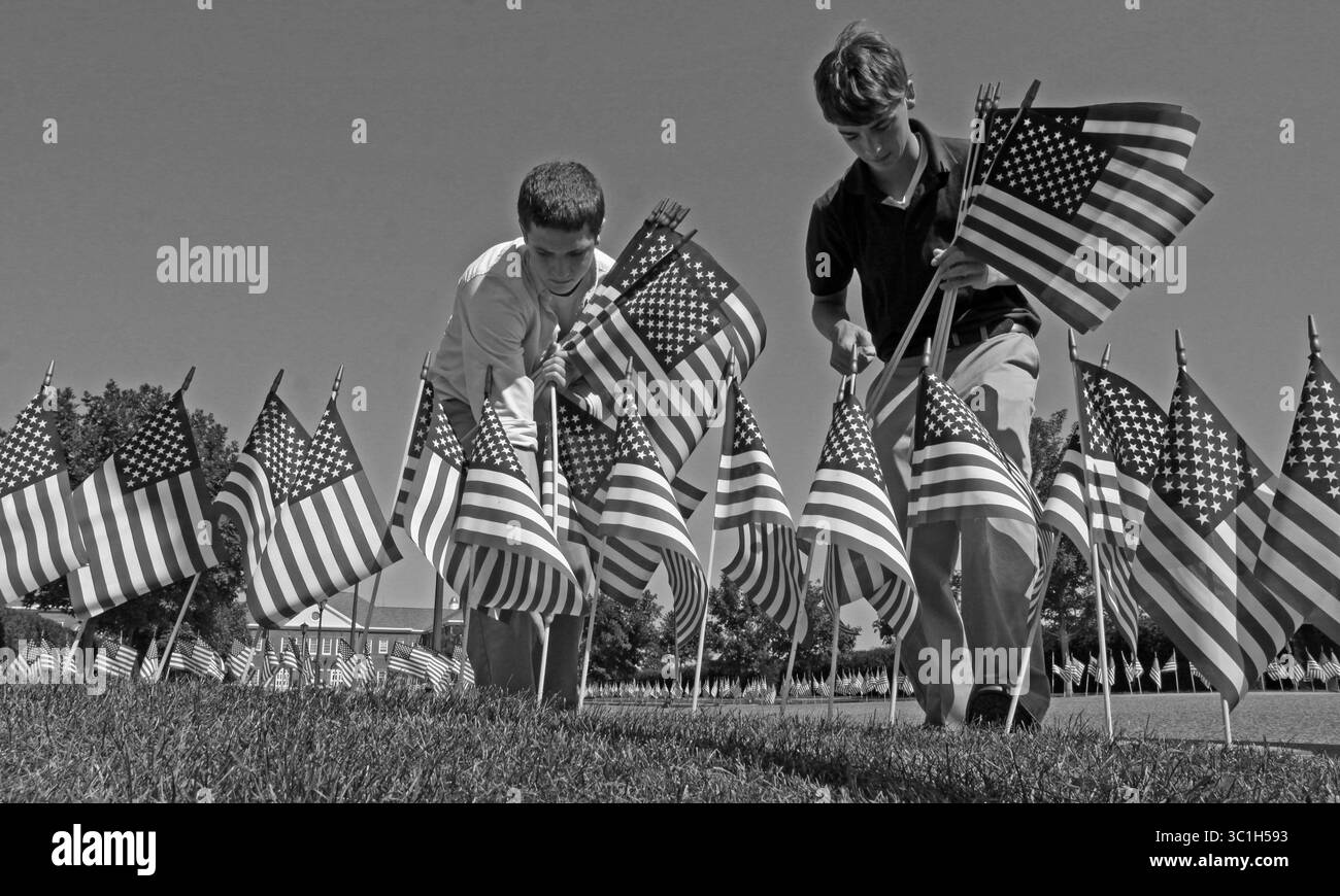 9 septembre 2011 - États-Unis - (de gauche à droite) Providence Academy Seniors Ethan Brady et Jason Witcraft étaient la classe des écoles supérieures qui ont donné leur déjeuner et leur temps d'étude pour placer 2996 drapeaux américains le long de la propriété de l'école de Plymouth en l'honneur des victimes des attaques de 9/11. Les drapeaux de 1 1/2 pieds par 1 pied borderont les entrées de l'allée et du trottoir de l'école jusqu'à lundi. C’est la 4ème année que Providence Academy place les drapeaux comme un rappel dramatique des vies perdues ce jour-là. /Star Tribune. Jason Witcraft et Ethan Brady/source. (Crédit image : Bruce Bisping/Minneapolis Star Banque D'Images