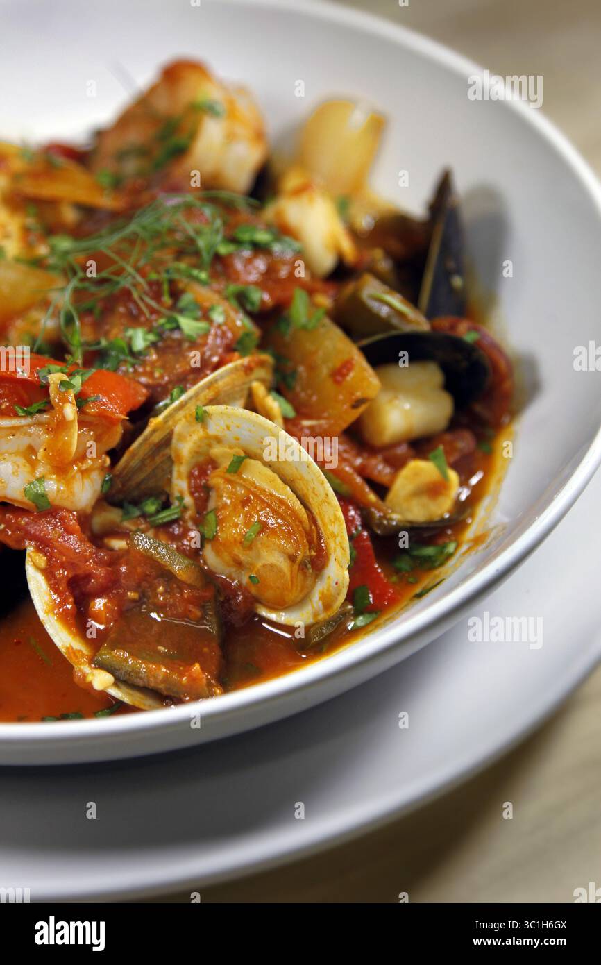 Dec. 19, 2011 - Minneapolis, Minnesota, États-Unis - le ragoût de crustacés. Tâches #20021089A  15 décembre 2011  LIMACE : rn1222  INFORMATIONS SUPPLÉMENTAIRES : L'avis du restaurant porte sur la nourriture du dîner : pourriez-vous tirer des tacos de pain frits, de la pâte de bœuf, du ragoût de crustacés, du ragoût trinity, du sandwich delta..pour l'année-en-revue, pourriez-vous s'il vous plaît tirer les biscuits avec de la sauce à la saucisse ? Portraits : Baker Solveig Tofte, chef Annette Colon et co-propriétaire Martin Ouimet. Des photos séparées seraient géniales, puis des photos de Solveig et Annette ensemble, et Solveig et Martin ensemble (ils sont mariés). CQ par eux-mêmes. (Crédit image : Tom Walla Banque D'Images