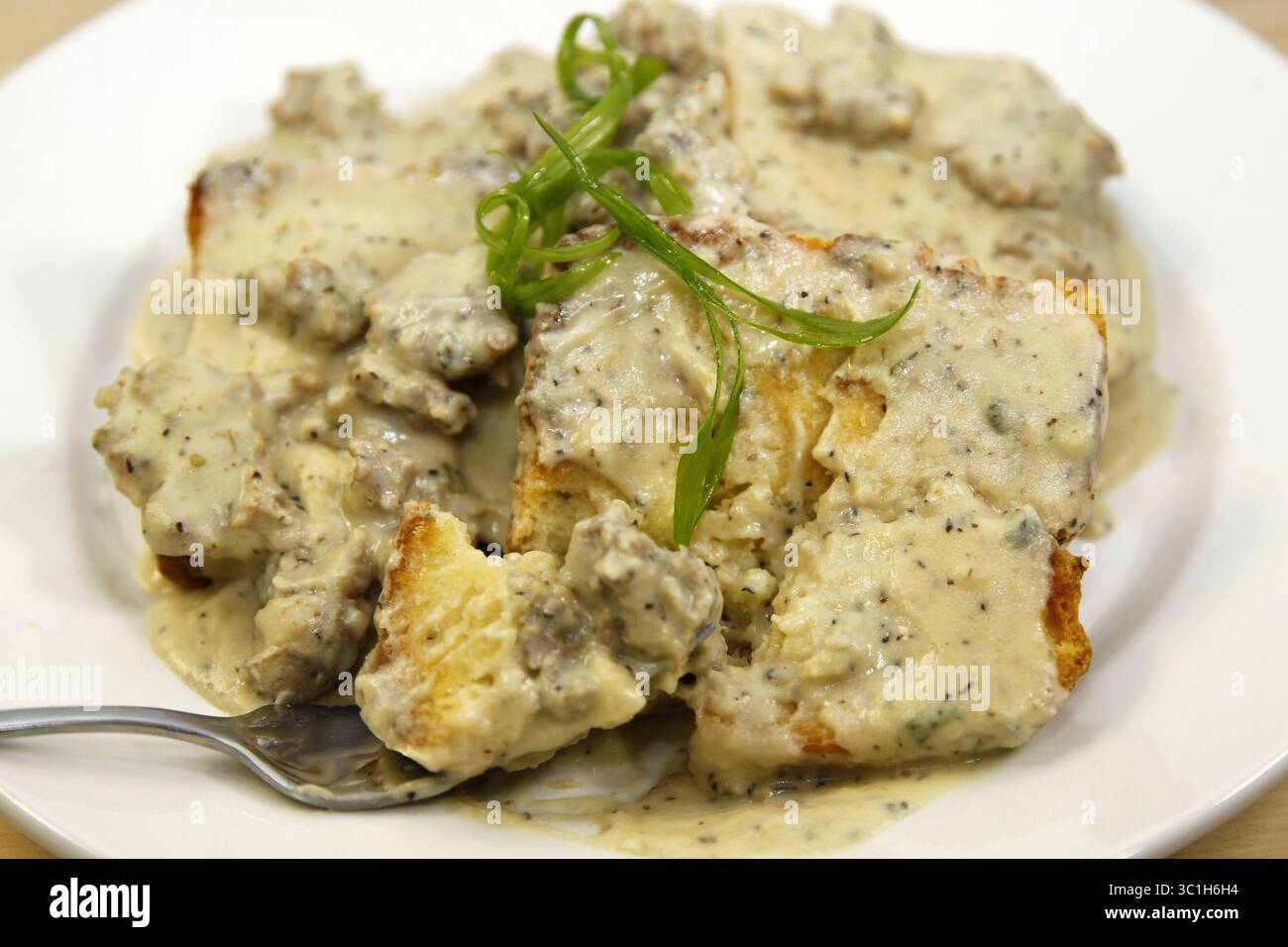 Dec. 19, 2011 - Minneapolis, Minnesota, États-Unis - les biscuits avec saucisse. Tâches #20021089A  15 décembre 2011  LIMACE : rn1222  INFORMATIONS SUPPLÉMENTAIRES : L'avis du restaurant porte sur la nourriture du dîner : pourriez-vous tirer des tacos de pain frits, de la pâte de bœuf, du ragoût de crustacés, du ragoût trinity, du sandwich delta..pour l'année-en-revue, pourriez-vous s'il vous plaît tirer les biscuits avec de la sauce à la saucisse ? Portraits : Baker Solveig Tofte, chef Annette Colon et co-propriétaire Martin Ouimet. Des photos séparées seraient géniales, puis des photos de Solveig et Annette ensemble, et Solveig et Martin ensemble (ils sont mariés). CQ par eux-mêmes. (Crédit image : à Banque D'Images