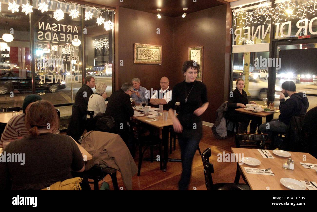 Dec. 19, 2011 - Minneapolis, Minnesota, États-Unis - Kelsey Johnson attend les invités en début de soirée au Sun Street Bread. Tâches #20021089A  15 décembre 2011  LIMACE : rn1222  INFORMATIONS SUPPLÉMENTAIRES : L'avis du restaurant porte sur la nourriture du dîner : pourriez-vous tirer des tacos de pain frits, de la pâte de bœuf, du ragoût de crustacés, du ragoût trinity, du sandwich delta..pour l'année-en-revue, pourriez-vous s'il vous plaît tirer les biscuits avec de la sauce à la saucisse ? Portraits : Baker Solveig Tofte, chef Annette Colon et co-propriétaire Martin Ouimet. Des plans séparés seraient super, puis des photos de Solveig et Annette ensemble, et Solveig et Martin toget Banque D'Images