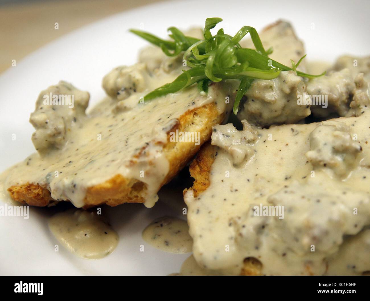 Dec. 19, 2011 - Minneapolis, Minnesota, États-Unis - les biscuits avec saucisse. Tâches #20021089A  15 décembre 2011  LIMACE : rn1222  INFORMATIONS SUPPLÉMENTAIRES : L'avis du restaurant porte sur la nourriture du dîner : pourriez-vous tirer des tacos de pain frits, de la pâte de bœuf, du ragoût de crustacés, du ragoût trinity, du sandwich delta..pour l'année-en-revue, pourriez-vous s'il vous plaît tirer les biscuits avec de la sauce à la saucisse ? Portraits : Baker Solveig Tofte, chef Annette Colon et co-propriétaire Martin Ouimet. Des photos séparées seraient géniales, puis des photos de Solveig et Annette ensemble, et Solveig et Martin ensemble (ils sont mariés). CQ par eux-mêmes. (Crédit image : à Banque D'Images