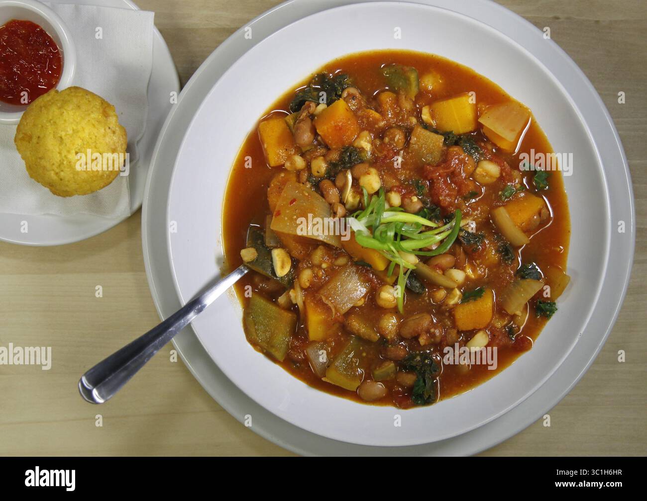 Dec. 19, 2011 - Minneapolis, Minnesota, États-Unis - le ragoût Trinity, courge, haricots Pinto, chou, Hominy, avec pain de maïs et gelée peper. Tâches #20021089A  15 décembre 2011  LIMACE : rn1222  INFORMATIONS SUPPLÉMENTAIRES : L'avis du restaurant porte sur la nourriture du dîner : pourriez-vous tirer des tacos de pain frits, de la pâte de bœuf, du ragoût de crustacés, du ragoût trinity, du sandwich delta..pour l'année-en-revue, pourriez-vous s'il vous plaît tirer les biscuits avec de la sauce à la saucisse ? Portraits : Baker Solveig Tofte, chef Annette Colon et co-propriétaire Martin Ouimet. Des plans séparés seraient excellents, puis des photos de Solveig et Annette ensemble, et Solveig et Martin Toge Banque D'Images