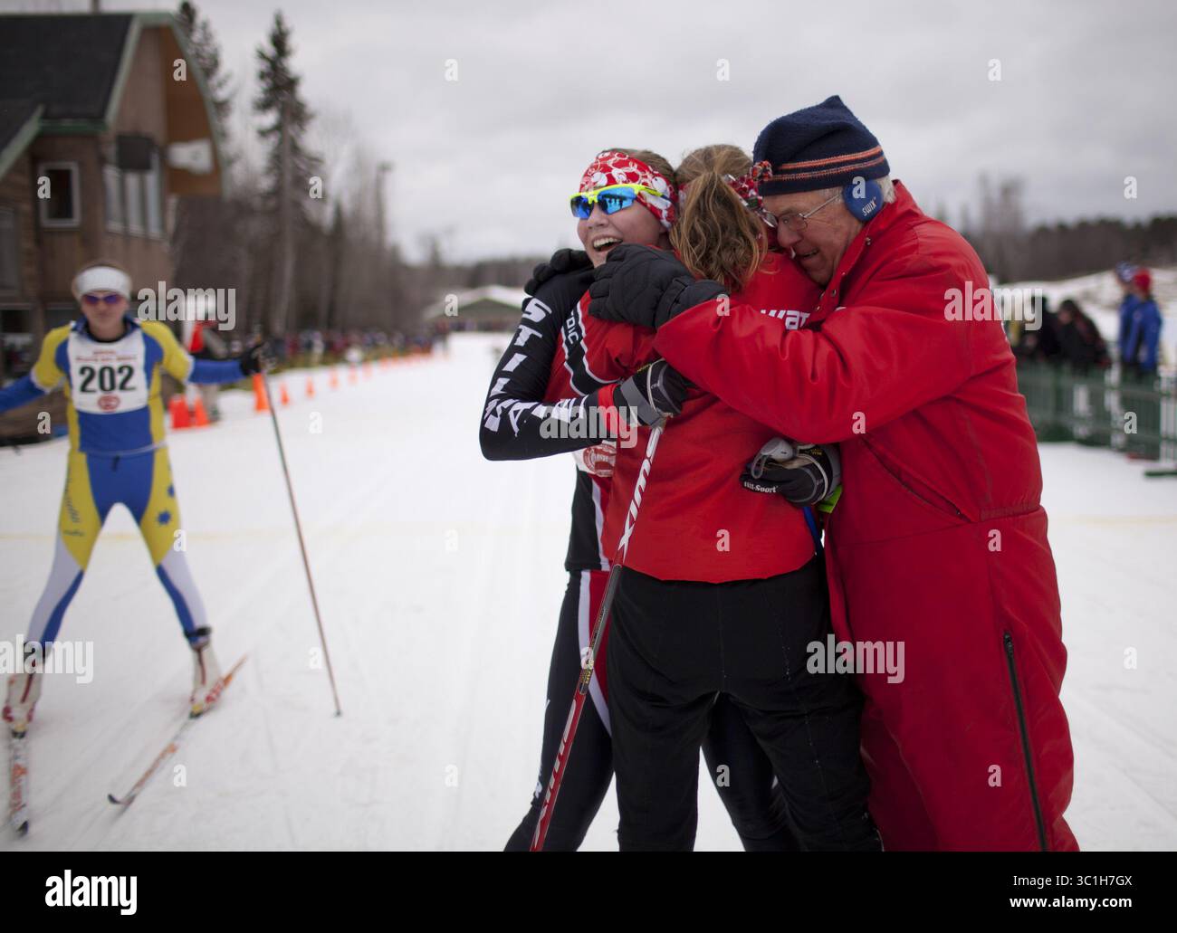 16 février 2012 - Biwabik, MN, États-Unis - après avoir franchi la ligne d'arrivée dans la course classique de 5 km des filles, Nora Gilberston a été accueillie par son entraîneur, Kris Hansen, et l'entraîneur bénévole Bob Haggstrom. Son temps de 17 :20,3 dans la classique lui a valu le titre de champion de l'État avec un temps combiné de 33.54.3. À gauche se trouvait la deuxième place de la course classique et la deuxième place de la finale générale, Alayna Sonnesyn de Wayzata High School. Le Nordic ski State Meet pour garçons et filles a eu lieu le jeudi 16 février 2012 à Giants Ridge à Biwabik, Minnesota (crédit image : Jeff Wheeler/Minneapolis Star Tribune/TNS vi Banque D'Images