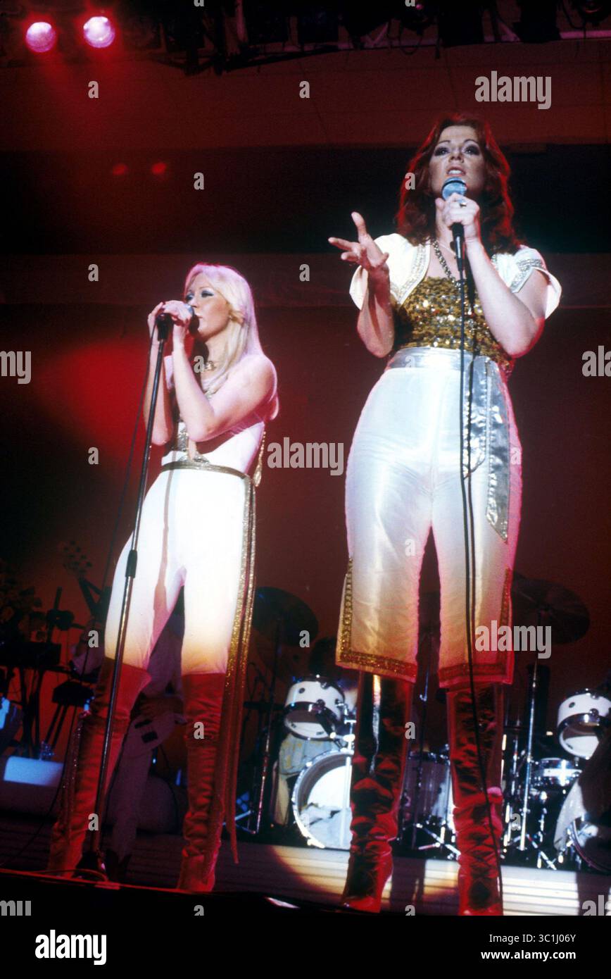 04 février 1977 ; Amsterdam, pays-Bas, HOLLANDE; ABBA vit à Amsterdam Jaap Eden Hall. Photo : ANNI FRID LYNGSTAD et AGNETHA FALTSKOG signature. (Crédit image : © Barry Schultz/ZUMA Wire) Banque D'Images