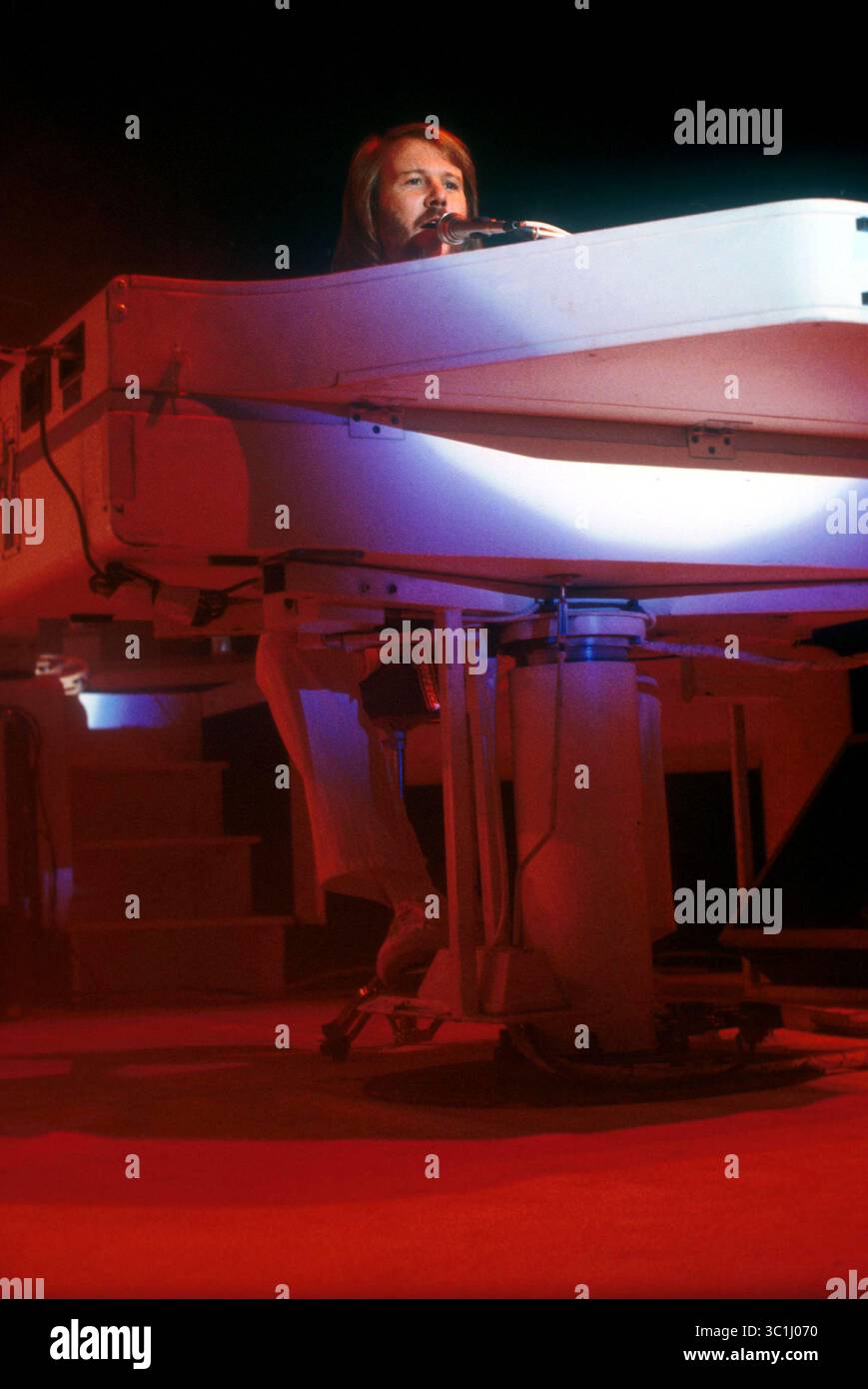 04 février 1977 ; Amsterdam, pays-Bas, HOLLANDE; ABBA vit à Amsterdam Jaap Eden Hall. Photos : BENNY ANDERSON au piano. (Crédit image : © Barry Schultz/ZUMA Wire) Banque D'Images