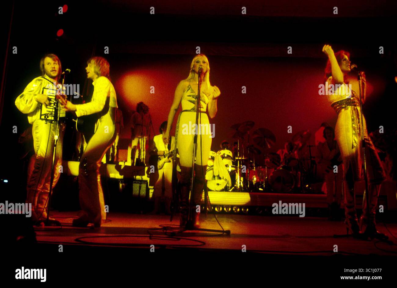 04 février 1977 ; Amsterdam, pays-Bas, HOLLANDE; ABBA vit à Amsterdam Jaap Eden Hall. PHOTO : DE (G-D) BENT ANDERSON, BJORN ULVAEUS AGNETHA FALTSKOG ET ANNI FRID LYNGSTAD. (Crédit image : © Barry Schultz/ZUMA Wire) Banque D'Images