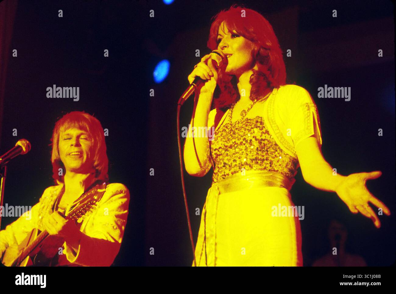 04 février 1977 ; Amsterdam, pays-Bas, HOLLANDE; ABBA vit à Amsterdam Jaap Eden Hall. Sur la photo : BJORN ULVAEUS à la guitare et ANNI FRID LYNGSTAD signature. (Crédit image : © Barry Schultz/ZUMA Wire) Banque D'Images