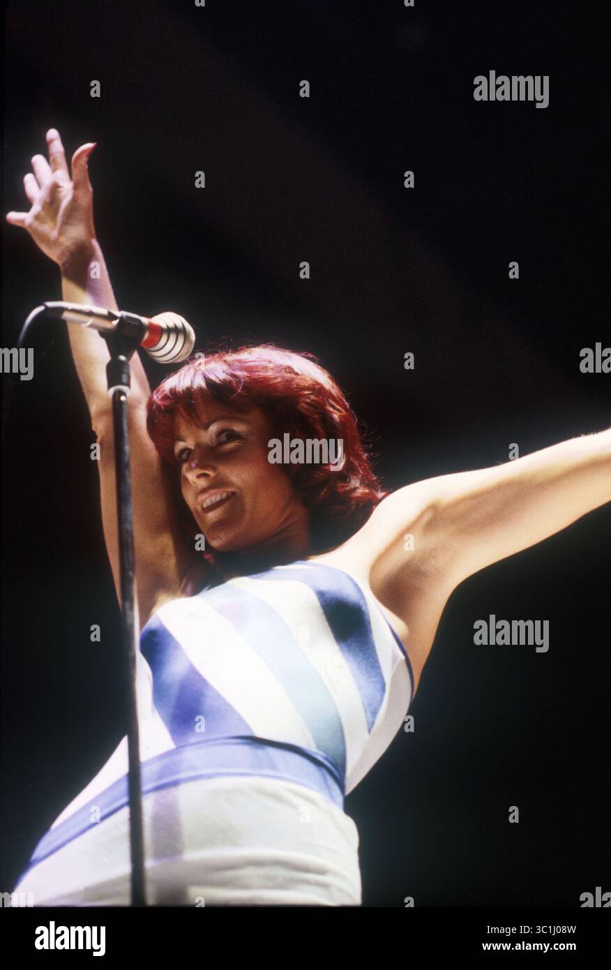 04 février 1977 ; Amsterdam, pays-Bas, HOLLANDE; ABBA vit à Amsterdam Jaap Eden Hall. Photo : ANNI FRID LYNGSTAD signature. (Crédit image : © Barry Schultz/ZUMA Wire) Banque D'Images