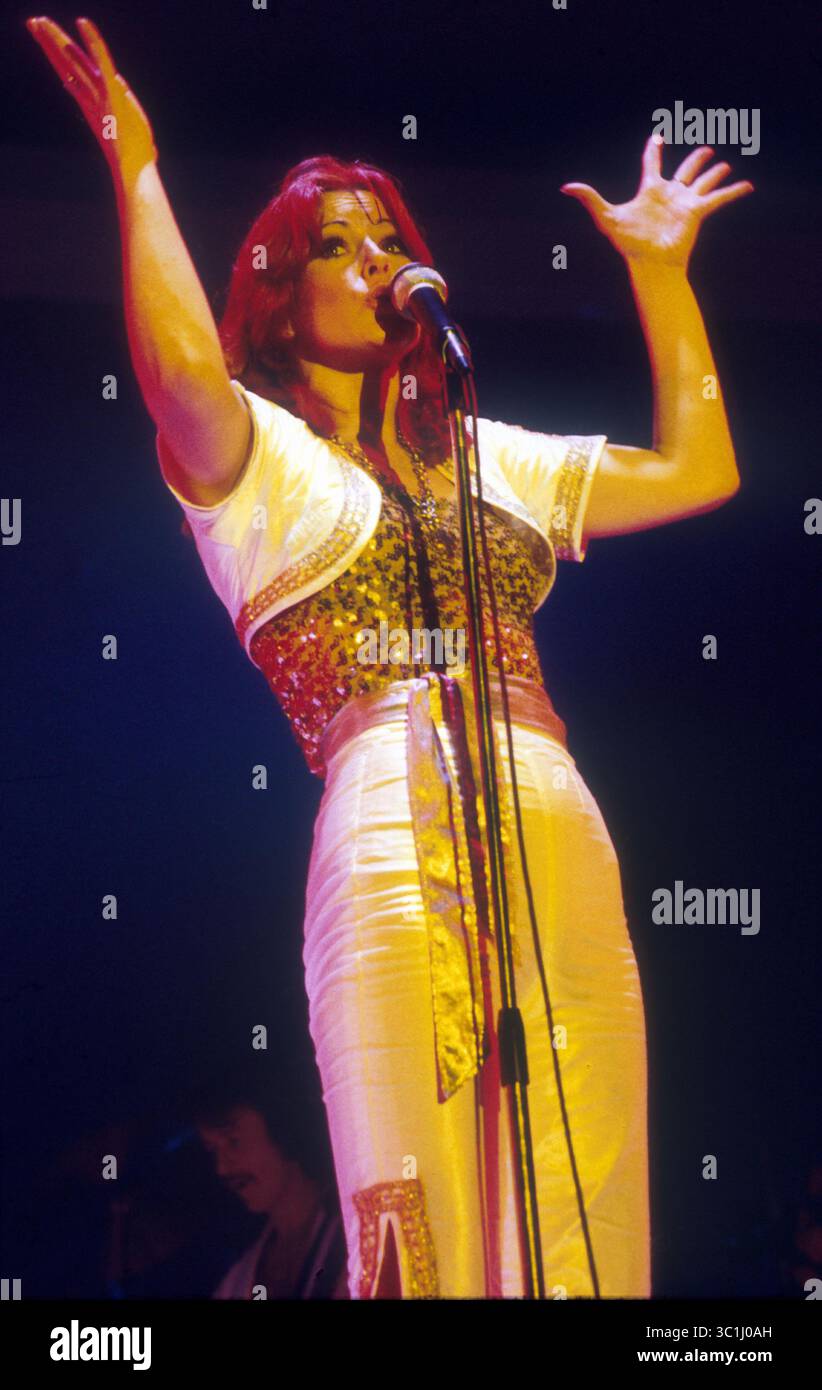 04 février 1977 ; Amsterdam, pays-Bas, HOLLANDE; ABBA vit à Amsterdam Jaap Eden Hall. Photo : ANNI FRID LYNGSTAD signature. (Crédit image : © Barry Schultz/ZUMA Wire) Banque D'Images
