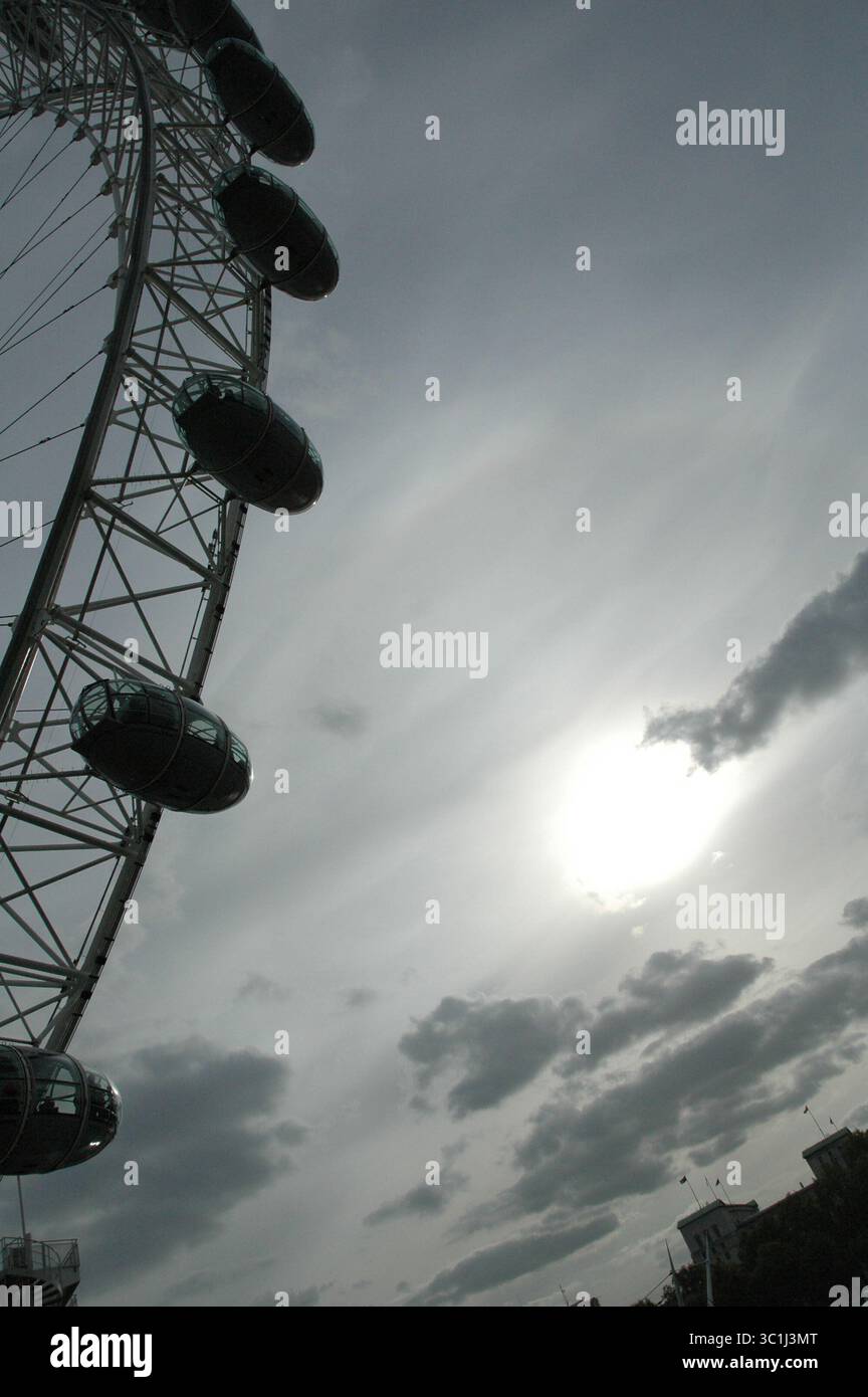 21 mai 2009 - Londres, Angleterre, Royaume-Uni - le London Eye (également connu sous le nom de Millennium Wheel), à une hauteur de 135 mètres (443 pieds) est la plus grande grande roue d'Europe, et est devenu l'attraction touristique payante la plus populaire. (Crédit image : © Barry Schultz/ZUMA Wire) Banque D'Images