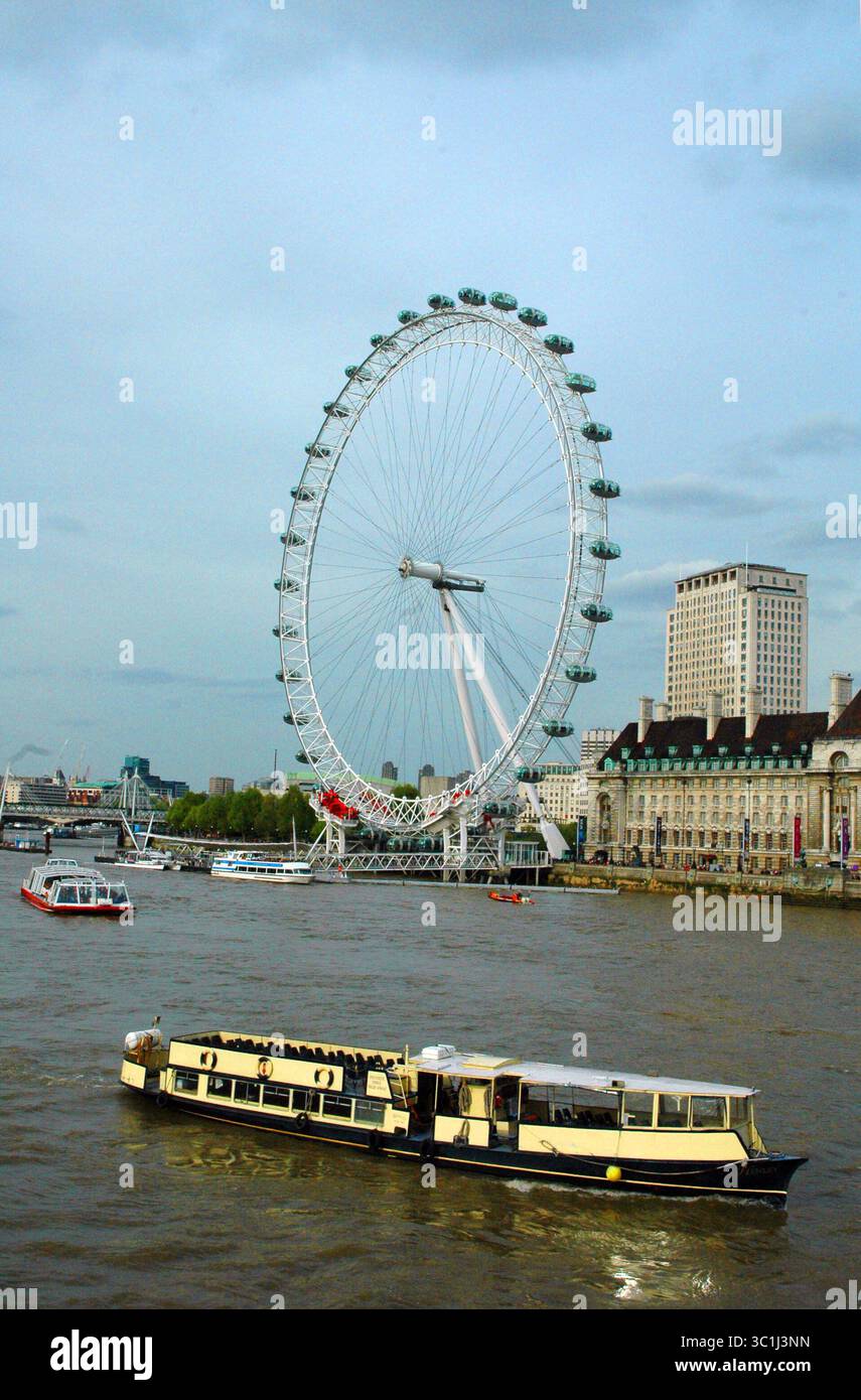 21 mai 2009 - Londres, Angleterre, Royaume-Uni - la Tamise de Londres avec bateaux et grande roue London Eye. (Crédit image : © Barry Schultz/ZUMA Wire) Banque D'Images