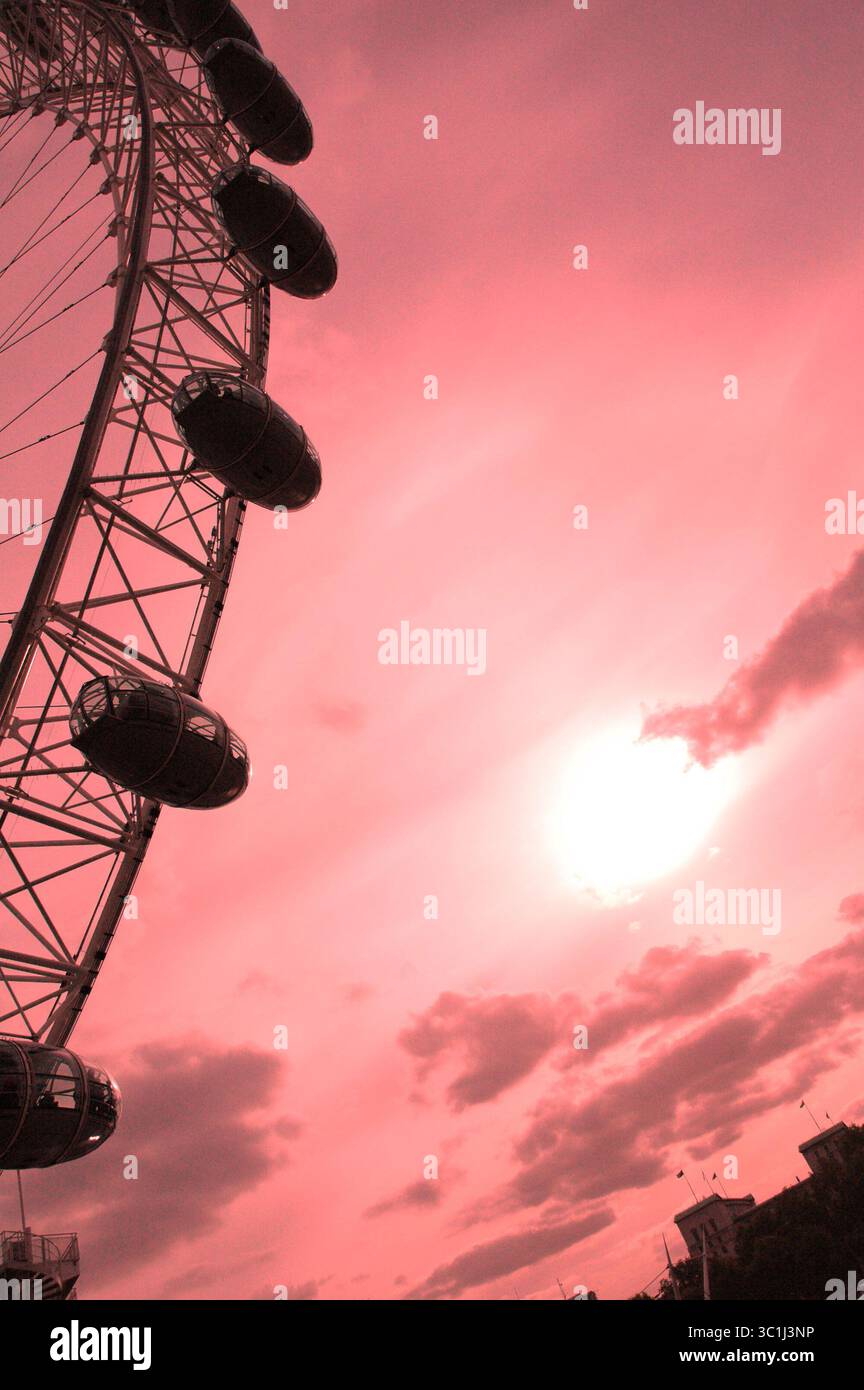 21 mai 2009 - Londres, Angleterre, Royaume-Uni - le London Eye (également connu sous le nom de Millennium Wheel), à une hauteur de 135 mètres (443 pieds) est la plus grande grande roue d'Europe, et est devenu l'attraction touristique payante la plus populaire. (Crédit image : © Barry Schultz/ZUMA Wire) Banque D'Images