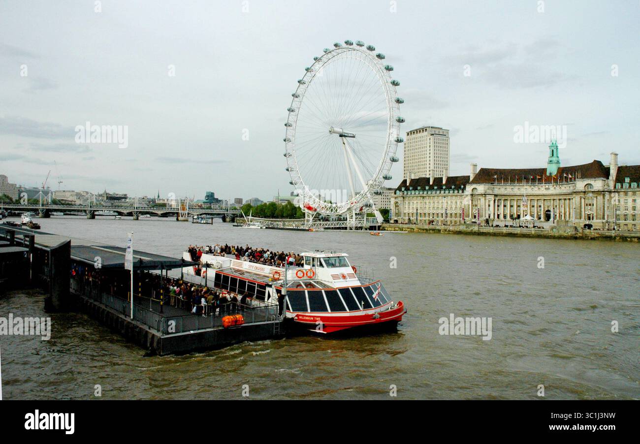 21 mai 2009 - Londres, Angleterre, Royaume-Uni - la Tamise de Londres avec bateaux et grande roue London Eye. (Crédit image : © Barry Schultz/ZUMA Wire) Banque D'Images