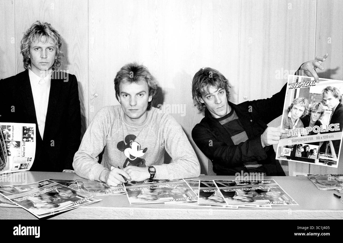 23 février 2017 - Amsterdam Paris, pays-Bas france - The police...Sting (chanteur, guitare), Stewart Copeland (batterie), Andy Summers (guitare)..le groupe regarde dans les magazines avec leurs photos. (Hitkrant, Hollande). (Crédit image : © Barry Schultz/ZUMA Wire) Banque D'Images