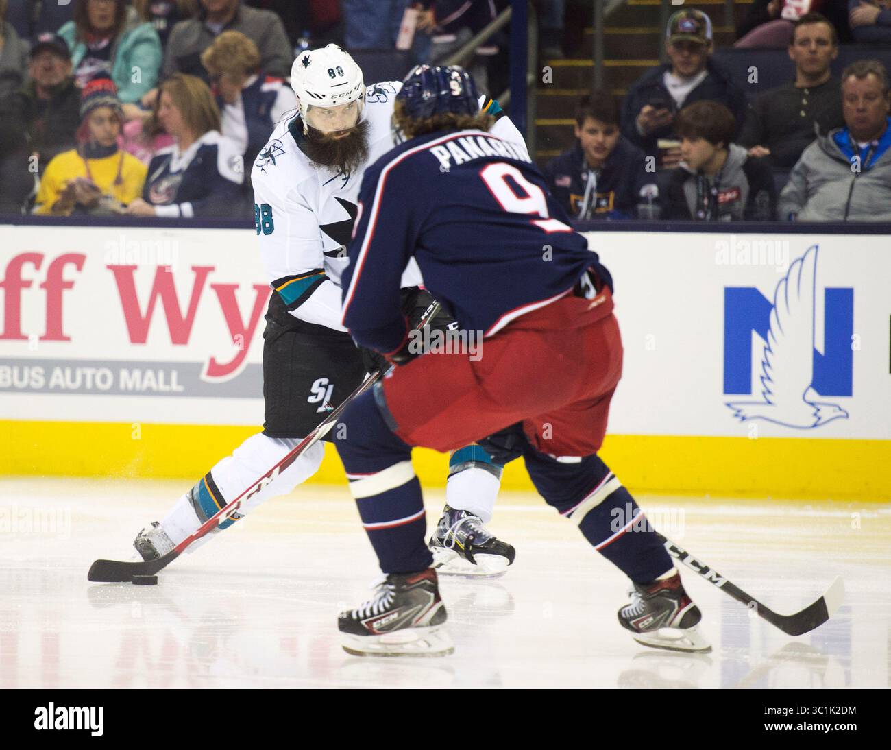23 février 2018 : le défenseur des Sharks de San Jose Brent Burns (88 ans) tire un coup de but contre les blousons de Columbus Blue dans leur match à Columbus, Ohio. Brent Clark/CSM(image de crédit : © ; Brent Clark/CSM via ZUMA Wire) Banque D'Images