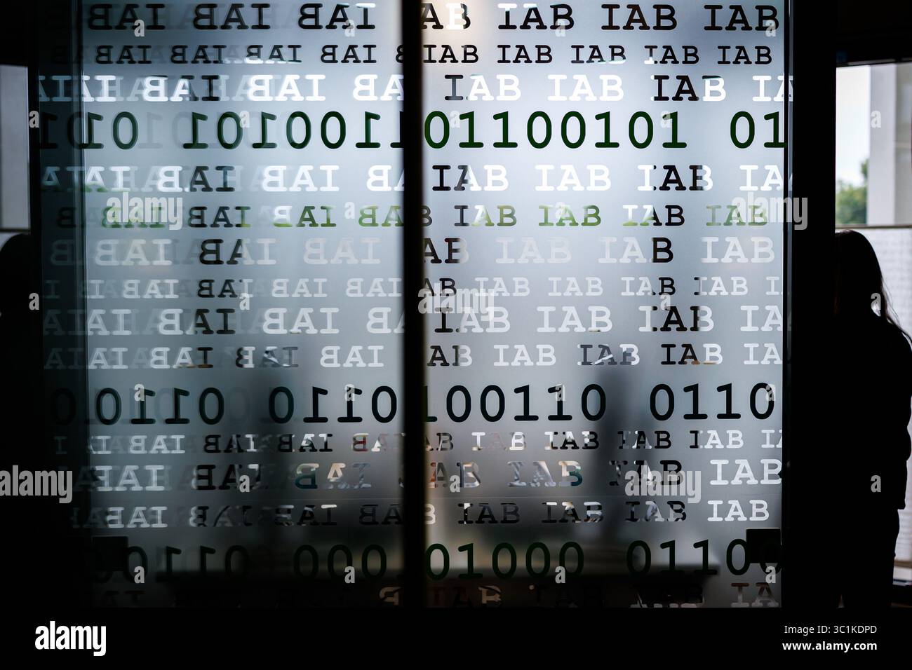 Nuremberg, Allemagne. 22 juillet 2025. La lettre logo de l'Institut de recherche sur l'emploi de l'Agence fédérale pour l'emploi, IAB, est affichée sur une vitre dans les bureaux de l'Agence. Crédit : Daniel Karmann/dpa/Alamy Live News Banque D'Images