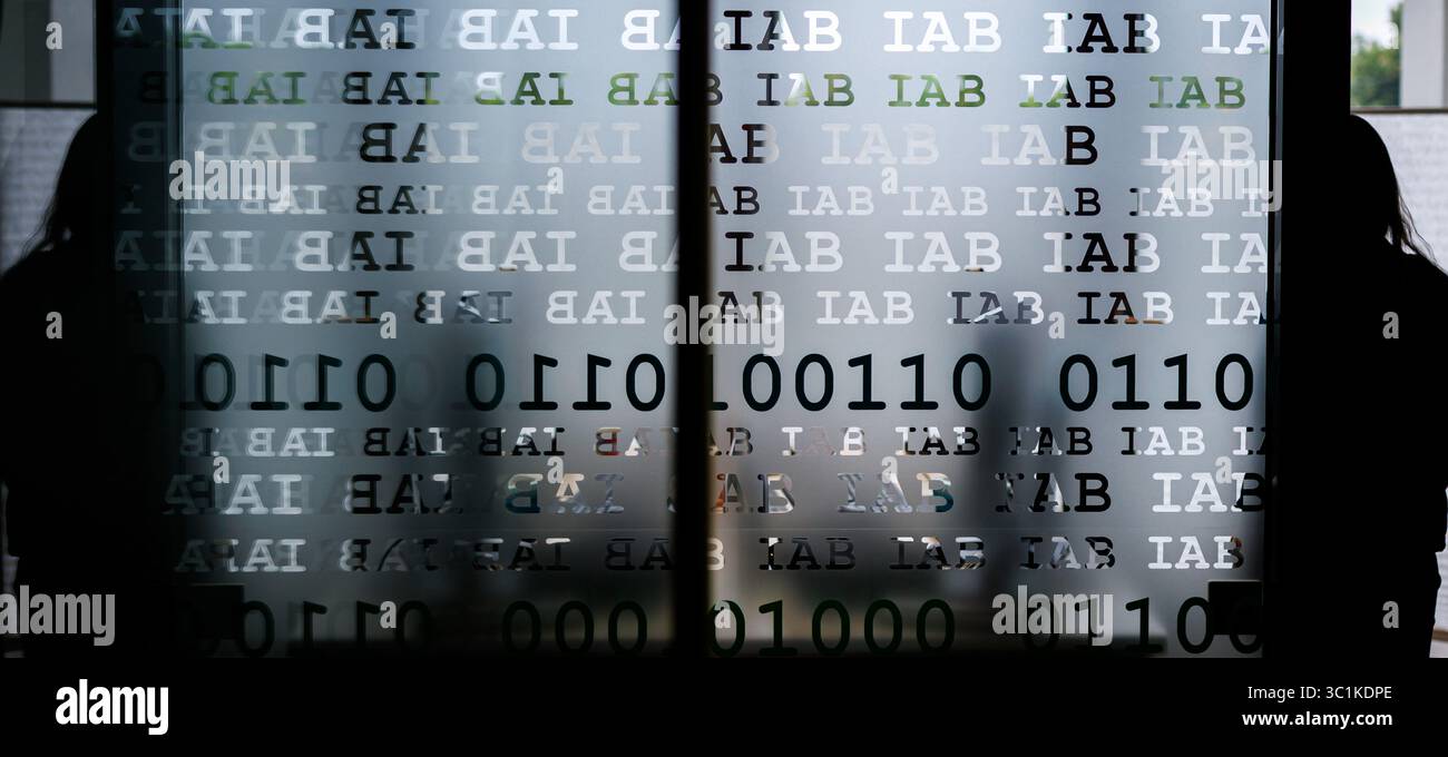 Nuremberg, Allemagne. 22 juillet 2025. La lettre logo de l'Institut de recherche sur l'emploi de l'Agence fédérale pour l'emploi, IAB, est affichée sur une vitre dans les bureaux de l'Agence. Crédit : Daniel Karmann/dpa/Alamy Live News Banque D'Images