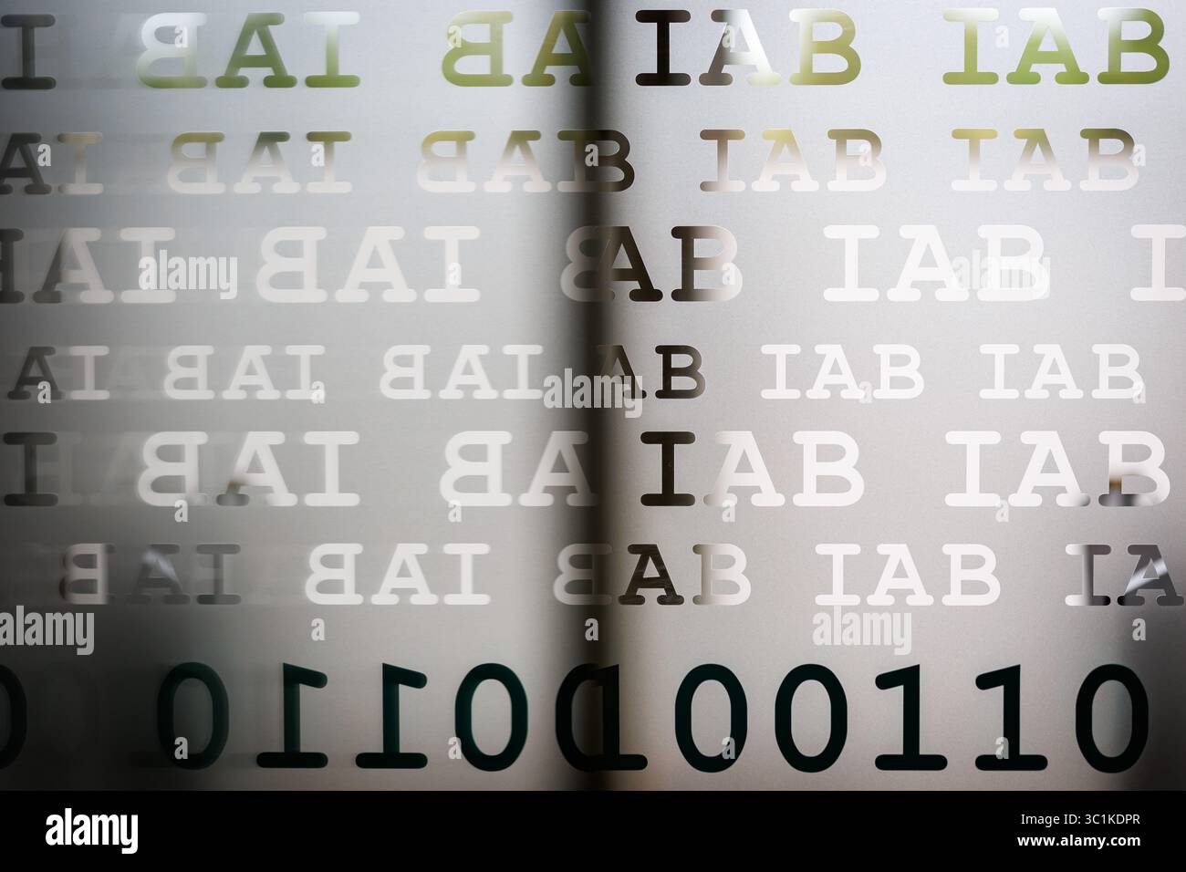 Nuremberg, Allemagne. 22 juillet 2025. La lettre logo de l'Institut de recherche sur l'emploi de l'Agence fédérale pour l'emploi, IAB, est affichée sur une vitre dans les bureaux de l'Agence. Crédit : Daniel Karmann/dpa/Alamy Live News Banque D'Images