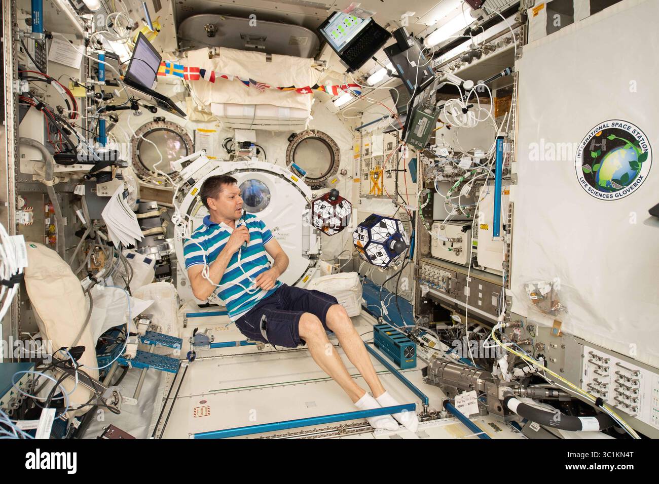 14 janvier 2019 - Station spatiale internationale, ORBITE TERRESTRE - le commandant Oleg Kononenko travaille à l'intérieur du module de laboratoire japonais Kibo pour surveiller une paire de minuscules satellites internes en vol libre connus sous le nom de SPHÈRES à bord de la Station spatiale internationale le 14 janvier 2019 en orbite terrestre. Les lycéens sont en compétition pour concevoir les meilleurs algorithmes qui contrôlent les satellites de la taille d'un ballon de basket-ball pour imiter les manœuvres des engins spatiaux et le vol en formation. (Crédit image : © NASA via ZUMA Wire) Banque D'Images
