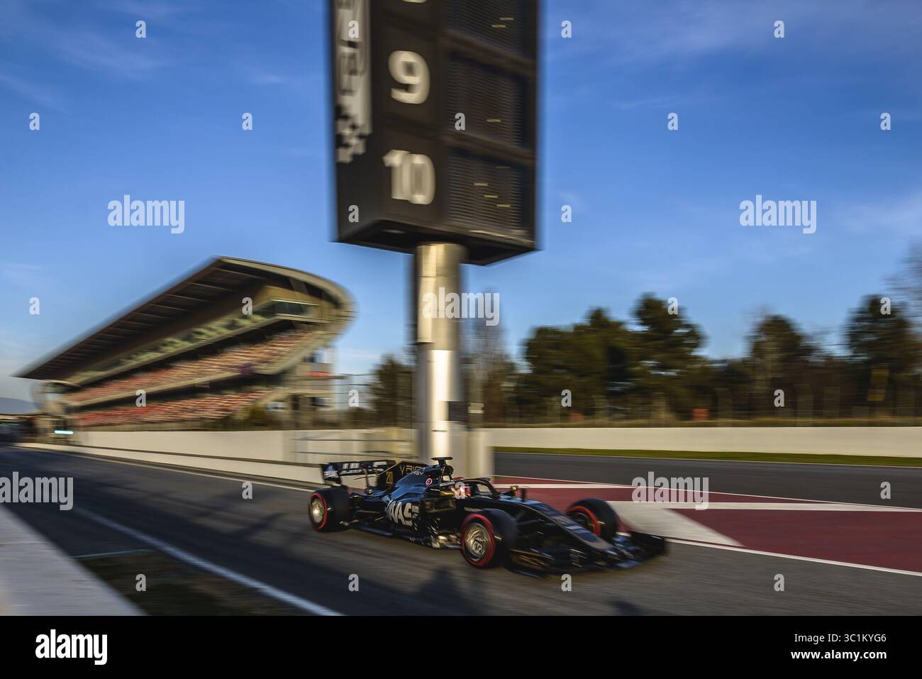 26 février 2019 - Barcelone, Catalogne, Espagne - KEVIN MAGNUSSEN (DEN) de l'équipe Haas se rend sur la piste avec son VF-19 lors de la cinquième journée des essais hivernaux de formule 1 sur le circuit de Catalunya (crédit image : © Matthias Oesterle/ZUMA Wire) Banque D'Images
