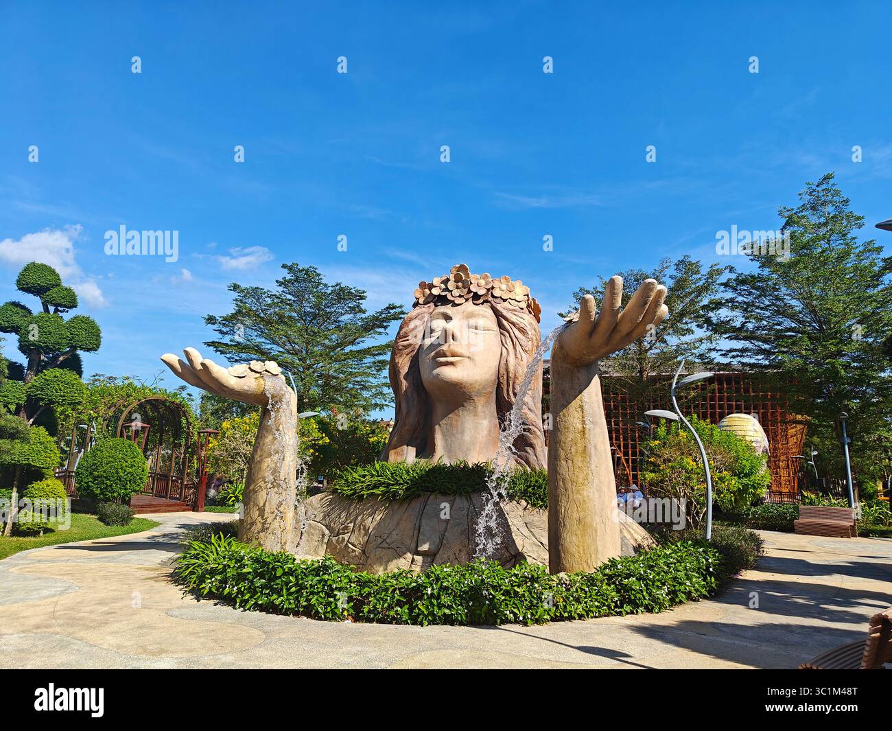 Phu Quoc, Viet Nam - 30 décembre 2024 : Grande sculpture d'une femme les mains ouvertes au Grand World Phu Quoc Banque D'Images Phu Quoc, Viet Nam - 30 décembre 2024 : Grande sculpture d'une femme les mains ouvertes au Grand World Phu Quoc Banque D'Images