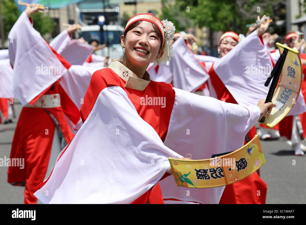 KAGAWA, JAPON - 20 JUILLET 2025 : des artistes japonais dansent au célèbre festival Yosakoi. Yosakoi est un style unique d'événement de danse japonaise. Banque D'Images