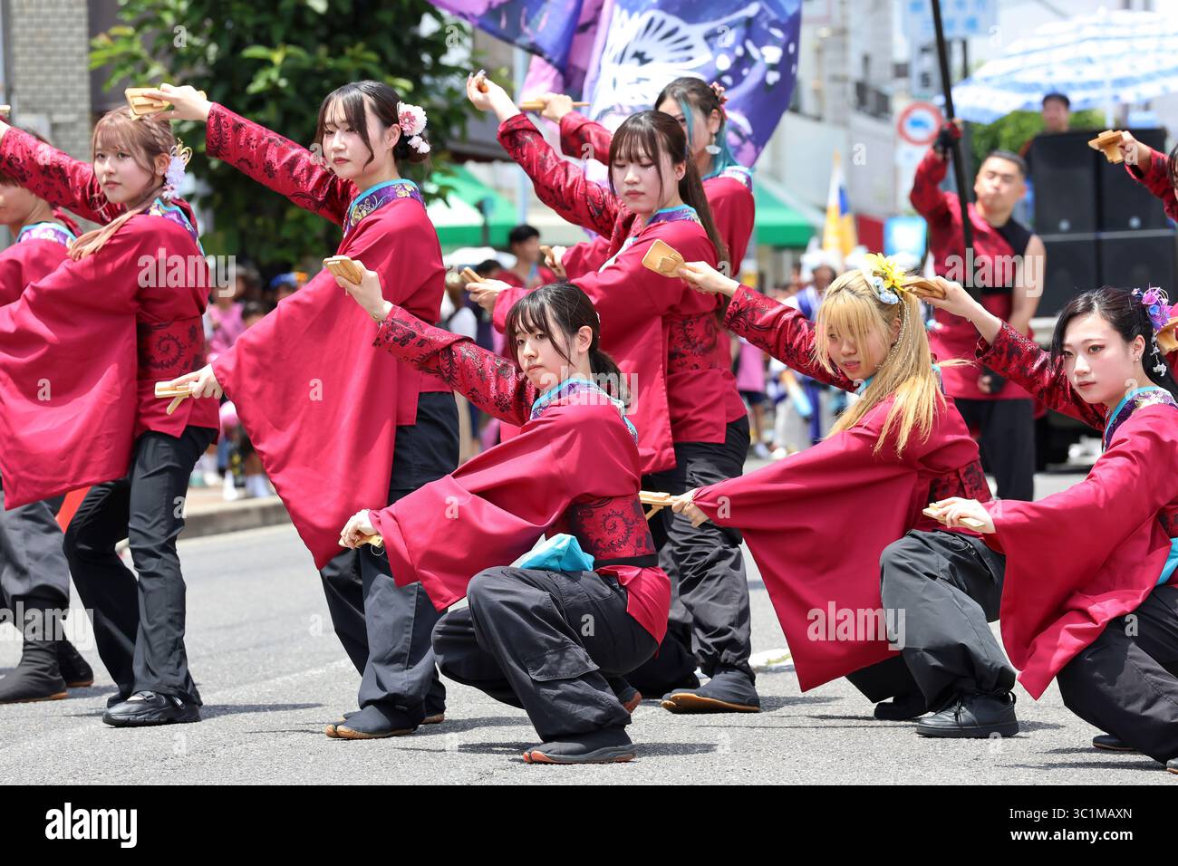 KAGAWA, JAPON - 20 JUILLET 2025 : des artistes japonais dansent au célèbre festival Yosakoi. Yosakoi est un style unique d'événement de danse japonaise. Banque D'Images
