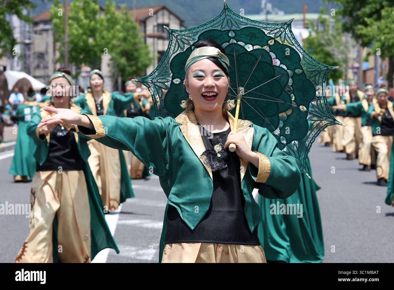 KAGAWA, JAPON - 20 JUILLET 2025 : des artistes japonais dansent au célèbre festival Yosakoi. Yosakoi est un style unique d'événement de danse japonaise. Banque D'Images