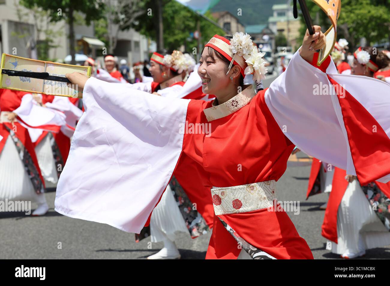 KAGAWA, JAPON - 20 JUILLET 2025 : des artistes japonais dansent au célèbre festival Yosakoi. Yosakoi est un style unique d'événement de danse japonaise. Banque D'Images