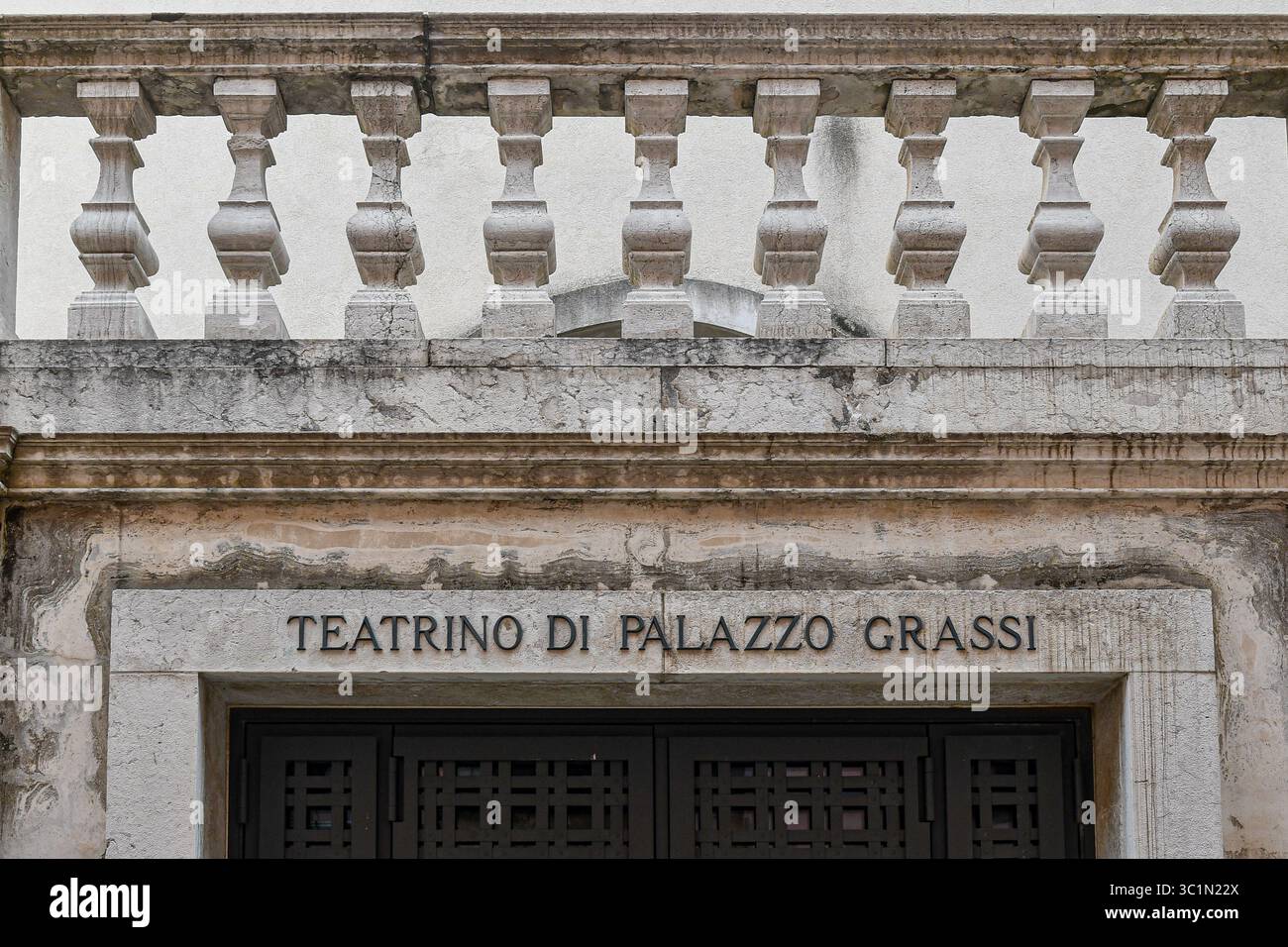 Enseigne du Teatrino di Palazzo Grassi, ancien théâtre en plein air et aujourd'hui auditorium de la Collection Pinault, dans le quartier Saint-Marc, Venise, Italie Banque D'Images
