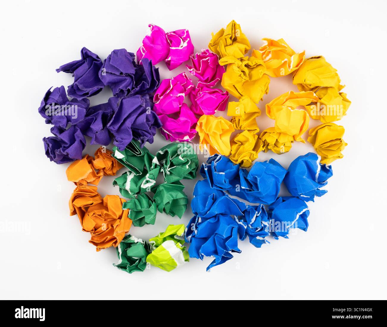 boules de papier froissées colorées dispersées sur fond blanc Banque D'Images