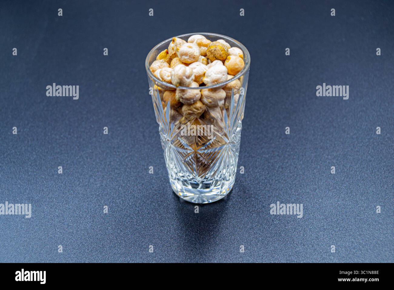 Belles fèves de pois chiches séchées biologiques composées de pois légumineux bengale crus. Graines de pois légumineuses égyptiennes sèches ceci est un ingrédient alimentaire savoureux de pois chiches Be Banque D'Images