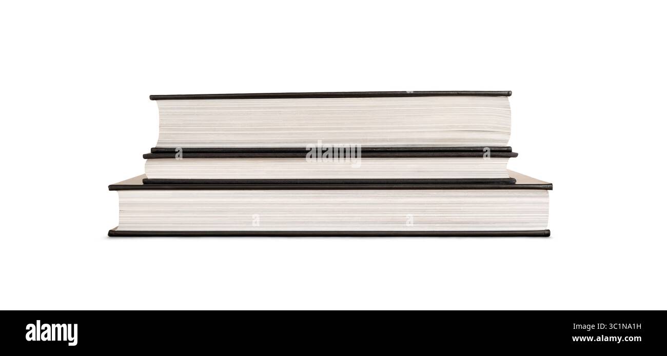 Une face avant sur la vue d'une pile de trois livres d'études, manuels, sur une table isolée sur un fond blanc Banque D'Images